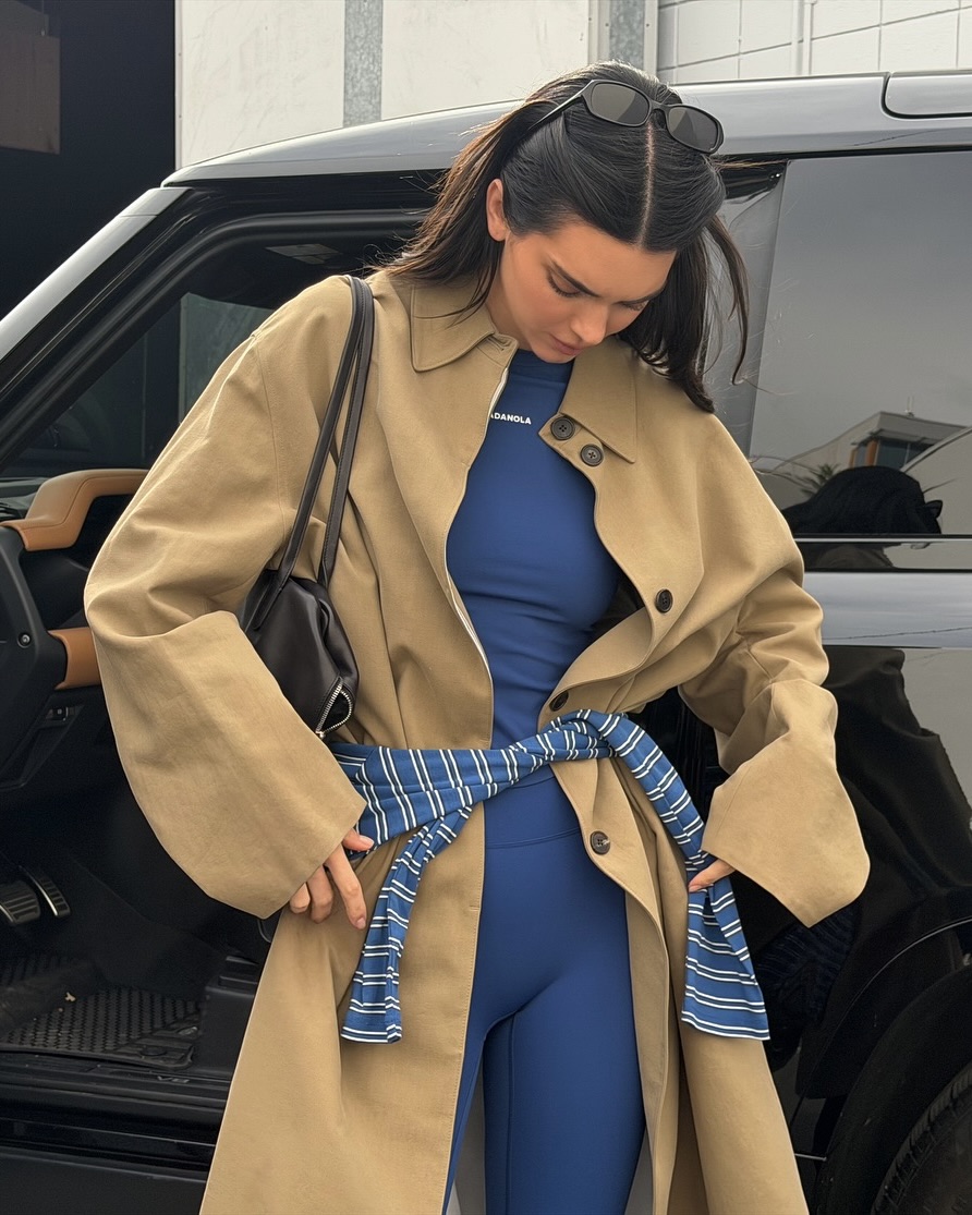 요즘 젠지들이 푹 빠진 아다 놀라💫
켄달 제너도 즐겨 입는다는데👀🤍스타일링 꿀팁까지 보고가!
믿고 보는 켄달 제너의 애슬레저 아이템, 아다 놀라 3가지를 소개합니다.
1. 리브 스트라이프 롱 슬리브 티셔츠, 10만 원대
부드러운 면 소재와 세미 슬림 핏으로 깔끔한 컬리지 블루 톤에 화이트 스트라이프가 포인트로 더해졌죠. 켄달 제너는 허리에 티셔츠를 둘러 포인트를 살리면서도 자연스럽게 커버업 효과까지 살렸습니다.
2. 얼티밋 레깅스, 10만 원대
네 방향으로 자유롭게 늘어나는 4‑ Way 스트레치 소재로 허리 뒤쪽 로고와 높은 허리선이 탄탄한 지지력과 체형에 맞게 실루엣을 완성해 주죠. 셋업 상의와 매치하면 깔끔하고 쿨하면서도, 활동하기 편한 애슬레저룩을 완성할 수 있습니다.
3. 얼티밋 커브드 헴 탑, 8만 원대
재활용 소재인 폴리아미드와 엘라스테인 혼방 소재로 짧은 소매와 곡선형 밑단이 시선을 자연스럽게 분산시켜 체형 보완에 효과적이죠. 켄달 제너처럼 트렌치코트와 플랫슈즈를 매치하면 캐주얼함은 덜면서 페미닌한 분위기를 연출할 수 있습니다. 이미지2