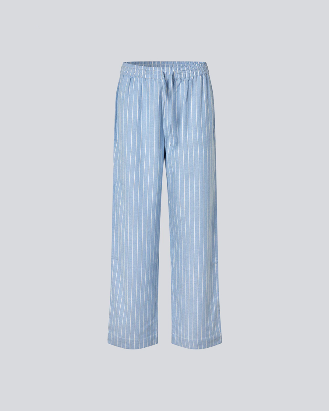 집에서도 편하고 스타일리시해🤍
포인텔 셋업부터 스트라이프까지🛌 홈웨어도 꾸안꾸로🌟
편하게 입기 좋은 홈웨어, 지금 소개해드릴게요.
1. 조세핀 롱슬리브 셋업, 각 8만 원대
포인텔 코튼 소재로 제작된 화이트 셋업입니다. 레이스 트리밍이 더해져 클래식하고 페미닌한 무드를 주며, 원마일웨어로도 활용할 수 있습니다.
2. 조세핀 파자마, 10만 원대
코튼 소재로 제작된 블루 스트라이프 파자마 세트입니다. 클래식 카라와 드로스트링 팬츠로 편안한 착용감을 주는데요. 파스텔톤의 내추럴한 무드로 스타일리시한 홈웨어룩을 연출할 수 있습니다. 이미지11