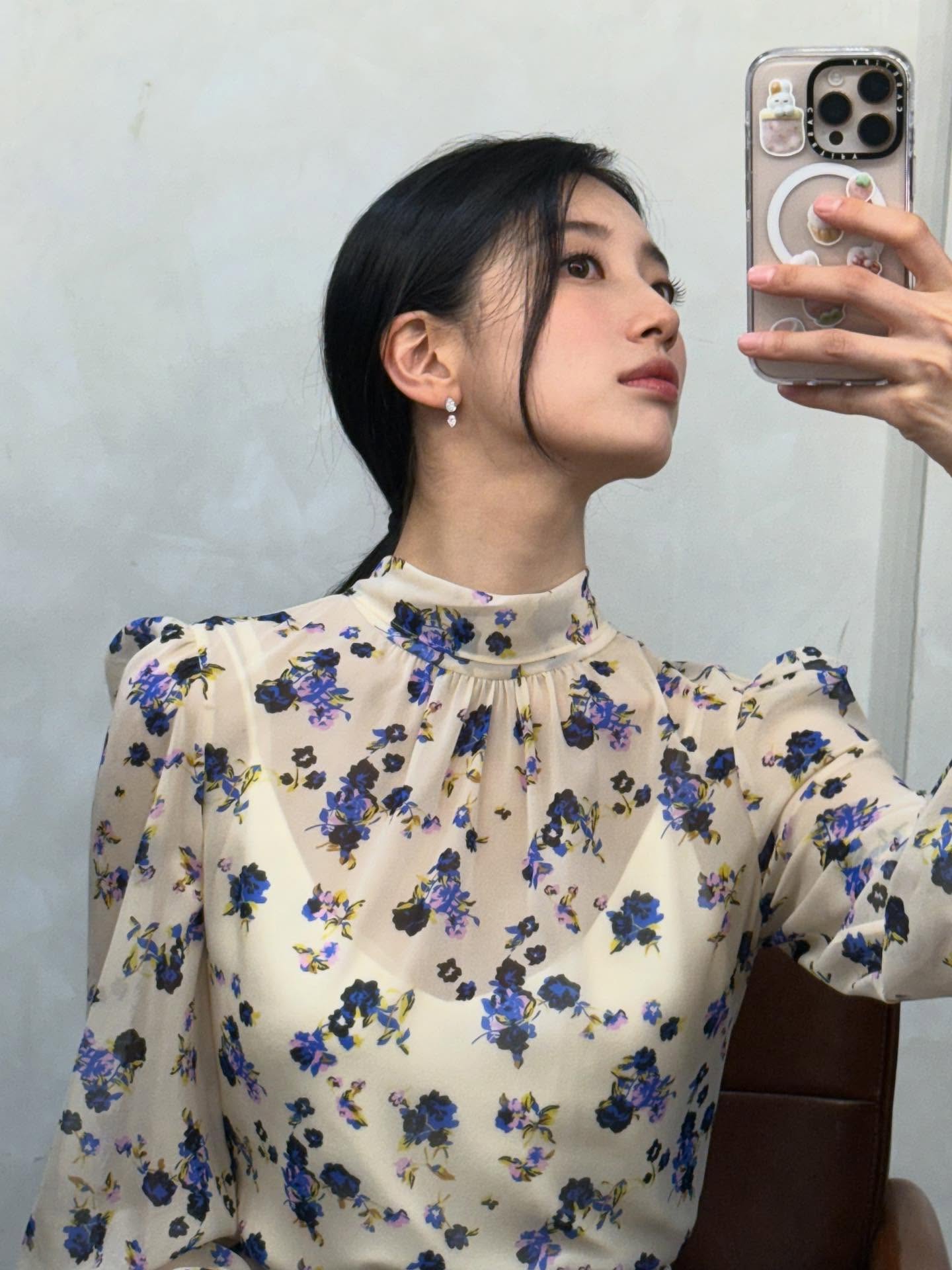 얼굴 반쪽처럼 보이는 사이드 뱅😯
머리를 묶어도 풀어도 예쁜 사이드 뱅💘🎶요즘엔 필수야! 이미지1