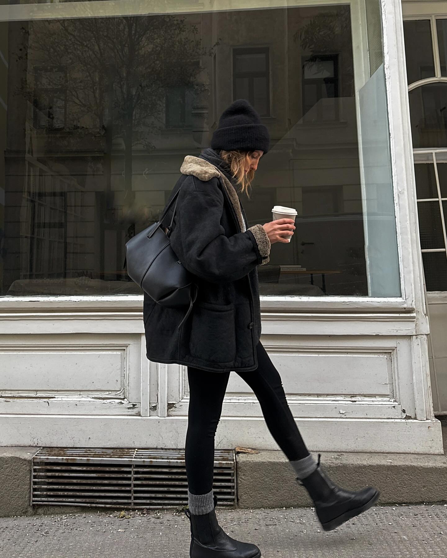 오늘은 무스탕 입고 나가볼까?🧸
영하에도 끄떡없는 포근 무스탕으로 데일리룩 완성해 보자🤎🖤 이미지6