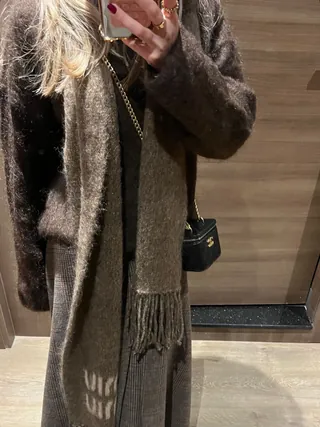 추위로부터 지켜줄 머플러🧣
아침 출근 겨울 필수템🤎 까먹지 말고 챙기자✨ 이미지