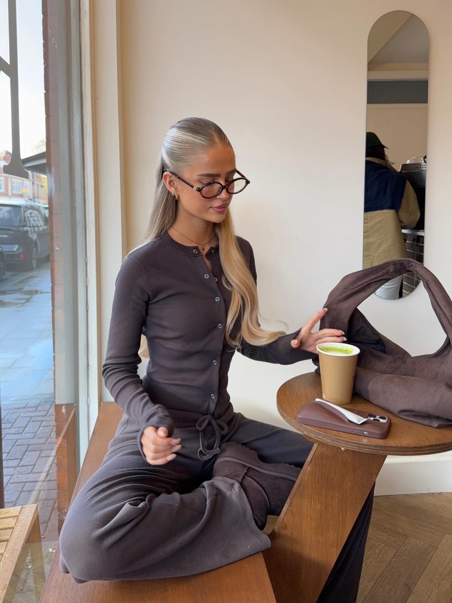 따뜻하고 편한 셋업🤍
추워질수록 더 손이 가는 편안한 셋업  2가지🧸✨

데일리로 편하게 입기 좋은 셋업 2가지, 지금 소개해드릴게요.

1.  알로 어콜레이드 스웻 셋업, 각 10만 원대
프렌치 테리 소재의 스웻 셋업입니다. 박시한 유니섹스 실루엣과 포근한 안감으로 편안하게 착용 가능합니다.

2.  벤더바이 니트 셋업, 각 9만 원대
울 블렌드 소재의 니트 셋업입니다. 바디라인을 따라 붙는 실루엣이 특징이며, 원마일웨어로 연출할 수 있습니다. 이미지8