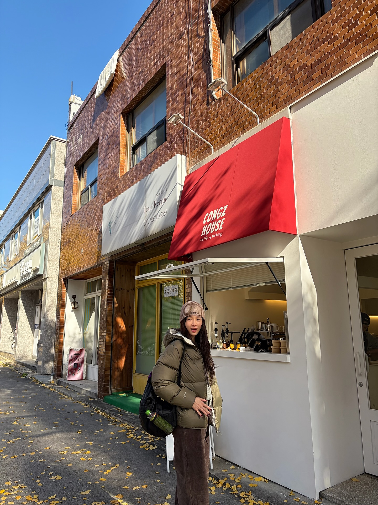 블랙패딩만 입기엔 아쉬울 때🤍
무난하게 입기 좋은 올겨울 패딩 2가지☃️❄️

겨울에 입기 좋은 패딩, 지금 소개해드릴게요.

1. 스노우피크 에어노바 리버시블 헤비 다운, 30만 원대
덕다운을 사용한 리버시블 헤비 다운으로 양면으로 착용할 수 있어 활용도가 높은 디자인입니다. 박규영은 브라운 팬츠와 매치해 편안한 데일리룩을 연출했습니다.

2. 에이바이퍼 페더웨이트 900 다운 푸퍼 재킷, 60만 원대
경량 푸퍼 재킷으로, 뛰어난 보온성과 가벼운 착용감이 특징입니다. 미연은 블랙 탑과 데님 부츠컷 팬츠를 매치해 캐주얼한 데일리룩을 연출했습니다. 이미지2