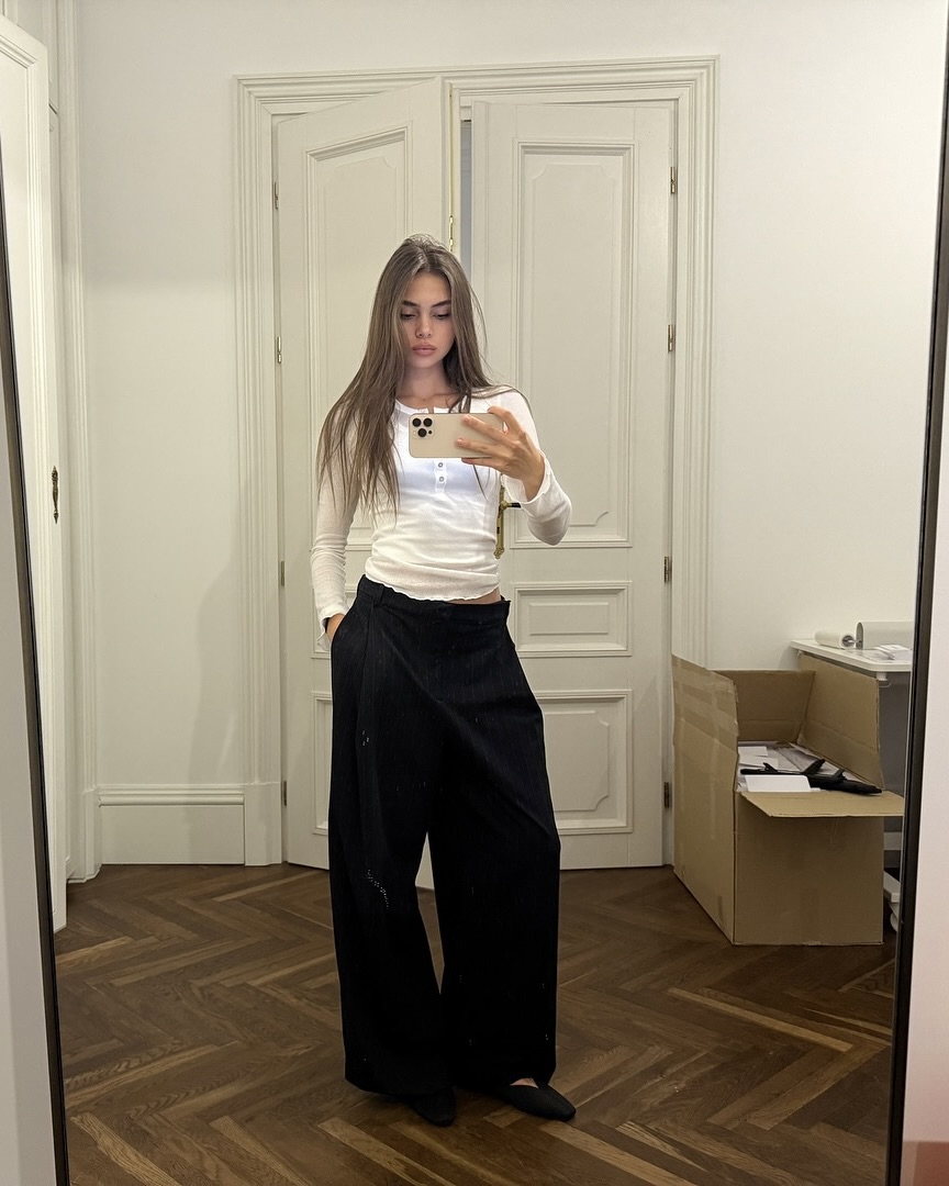 두꺼운 아우터 속 필수템✨
가볍게 받쳐 입기 좋은 기본 무지티로 데일리룩 완성하기💓 이미지2