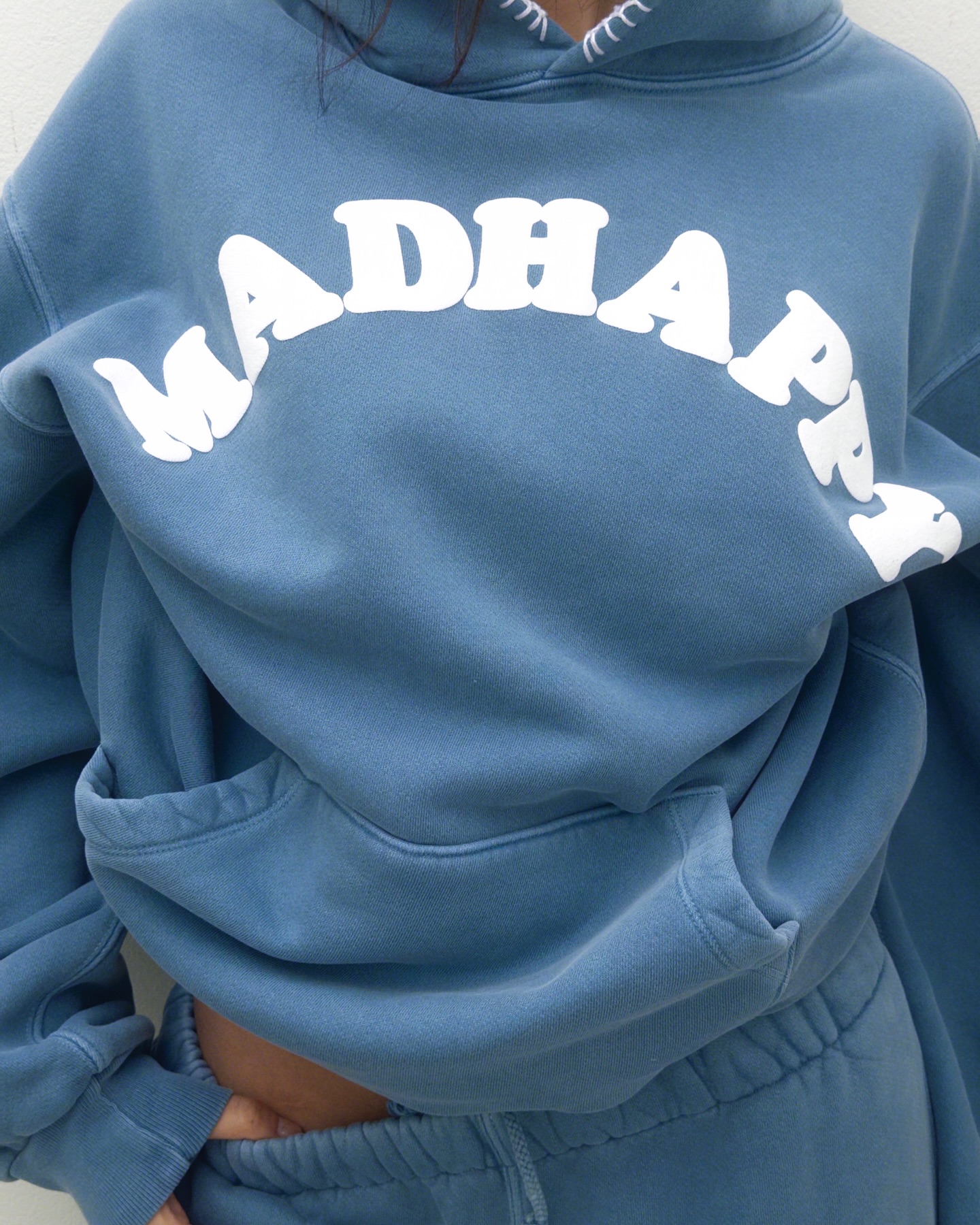 제니가 쏘아 올린 매드 해피💫
휘뚜루마뚜루 입기 좋은 매드 해피💙🩵더 유명해 지기 전 겟 하자!

데일리로 입기 좋은 매드 해피 후드 2가지 모았습니다.

1. 클래식스 플리스 집업, 30만 원대
네이비 컬러의 오버핏 후드집업으로, 부드러운 면 소재로 후드의 푸드 스티치, 브랜드 로고 자수가 돋보이는 미니멀한 디자인이 특징이죠. 조거 팬츠와 셋업으로 입으면 캐주얼한 원마일 웨어로 즐기기 좋습니다.

2. 쿠퍼 플리스 후디, 29만 원대
부드러운 코튼 소재를 활용한 헤비웨스트 플리스 후디로, 브랜드 로고 퍼프 프린트와 후드의 블랭킷 스티치가 포인트죠. 부츠컷 데님 팬츠와 매치하면 빈티지한 무드를, 조거 팬츠와 매치하면 꾸안꾸 룩을 연출할 수 있습니다. 이미지6