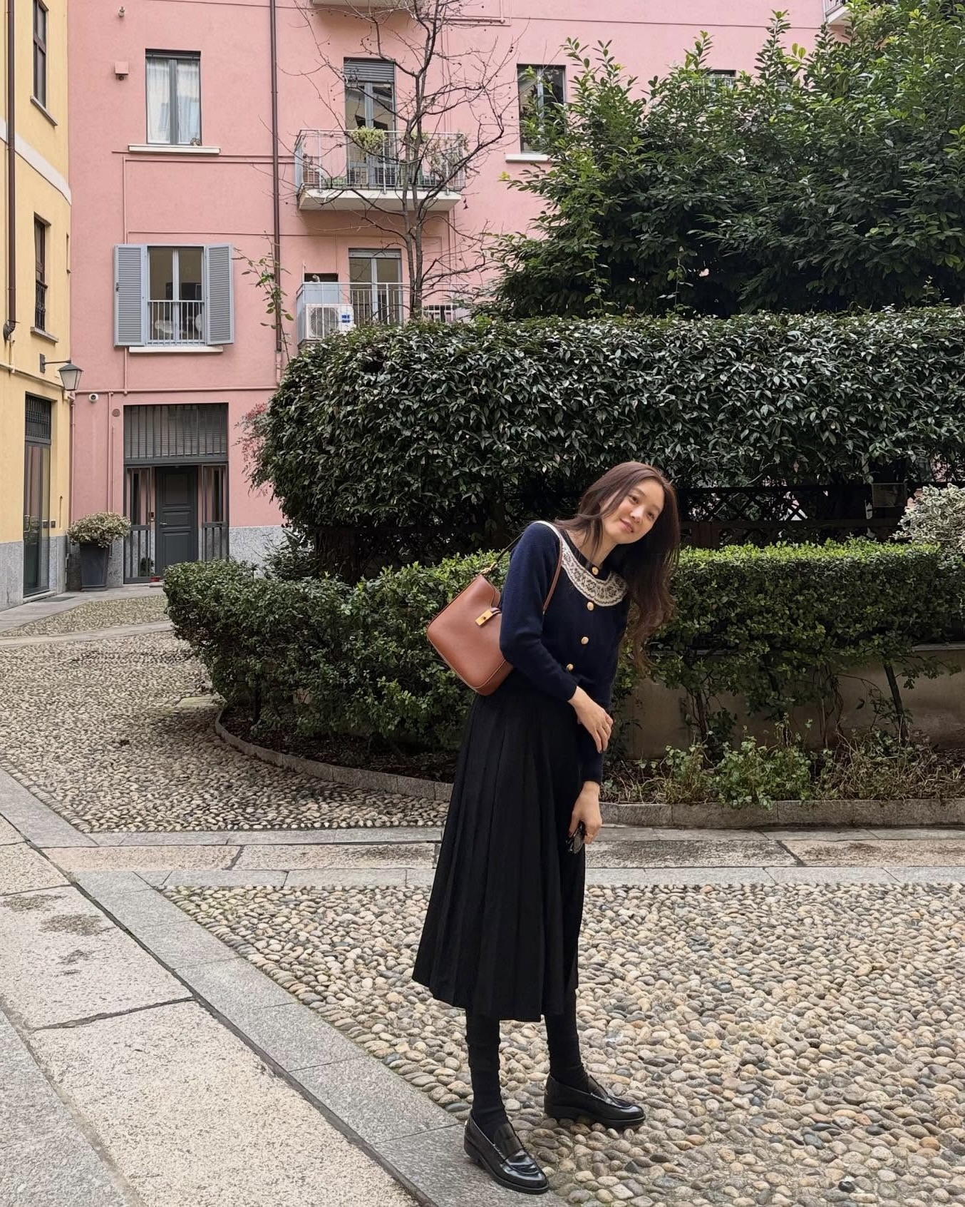 겨울에 주구장창 입을 블랙 롱스커트❄️
어디에나 입기 편한 블랙 롱스커트 출근룩으로 딱이야🐈⬛💼 이미지4