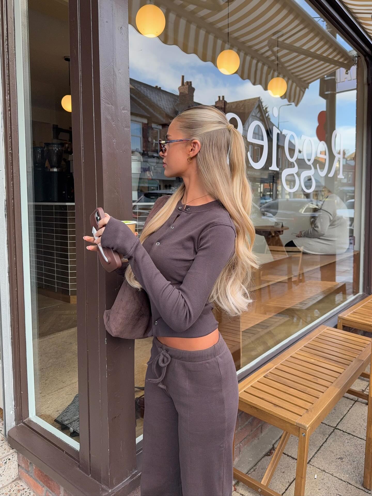 따뜻하고 편한 셋업🤍
추워질수록 더 손이 가는 편안한 셋업  2가지🧸✨

데일리로 편하게 입기 좋은 셋업 2가지, 지금 소개해드릴게요.

1.  알로 어콜레이드 스웻 셋업, 각 10만 원대
프렌치 테리 소재의 스웻 셋업입니다. 박시한 유니섹스 실루엣과 포근한 안감으로 편안하게 착용 가능합니다.

2.  벤더바이 니트 셋업, 각 9만 원대
울 블렌드 소재의 니트 셋업입니다. 바디라인을 따라 붙는 실루엣이 특징이며, 원마일웨어로 연출할 수 있습니다. 이미지7