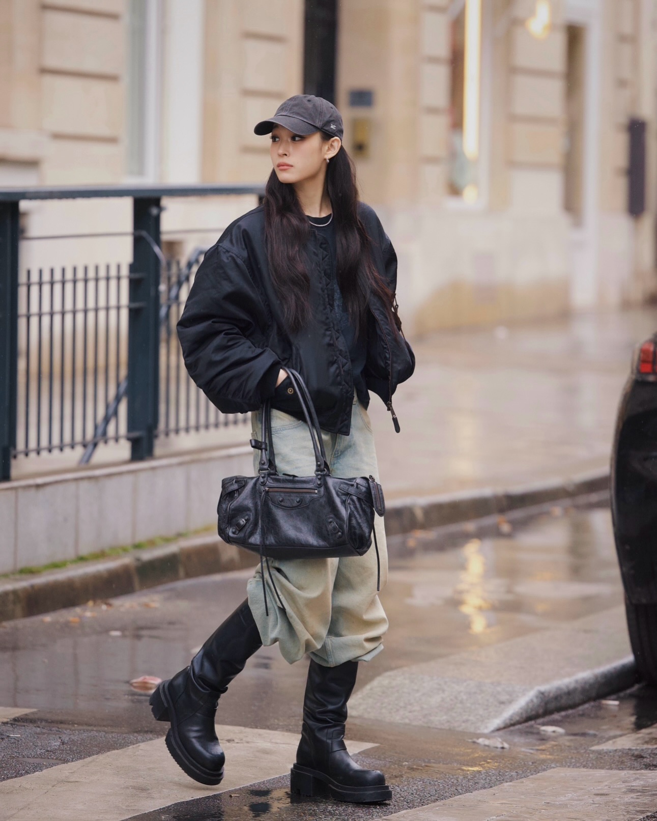 데일리백은 발렌시아가🖤
오늘의 OOTD는 발렌시아가 르 시티로 완성👜✔️

데일리로 들기 좋은 발렌시아가 백, 지금 소개해드릴게요.

 1. 르 시티 미디엄 백, 400만 원대
스웨이드 카프스킨에 브레이드 핸들이 더해진 스톰 그레이 컬러의 르 시티 백입니다. 노윤서는 블랙 데님 셋업과 매치해 시크한 데일리룩을 연출했습니다.

2. 르 시티 이스트-웨스트 백, 300만 원대
블랙 아레나 램스킨에 롱 핸들이 더해진 이스트-웨스트 백입니다. 애니는 오버핏 재킷에 스커트와 데님 팬츠를 매치해 스트릿 무드를 완성했습니다. 이미지6