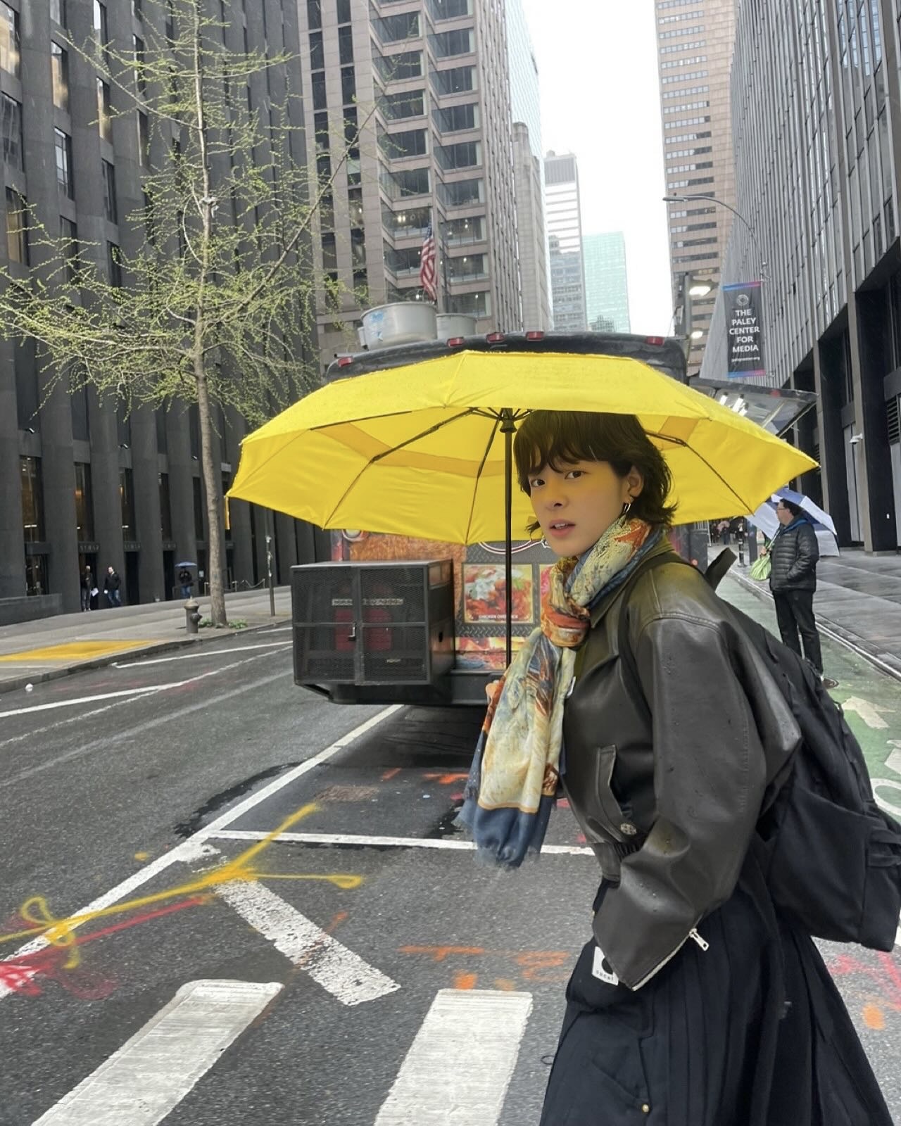 겨울에 주구장창 입을 블랙 롱스커트❄️
어디에나 입기 편한 블랙 롱스커트 출근룩으로 딱이야🐈⬛💼 이미지2