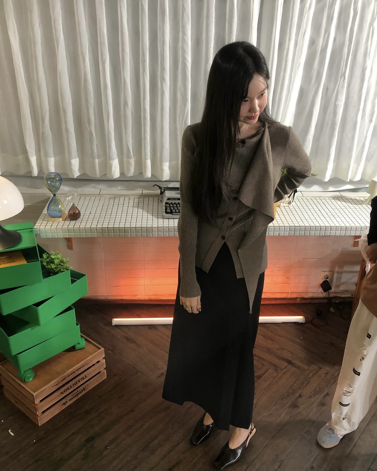 겨울에 주구장창 입을 블랙 롱스커트❄️
어디에나 입기 편한 블랙 롱스커트 출근룩으로 딱이야🐈⬛💼 이미지5