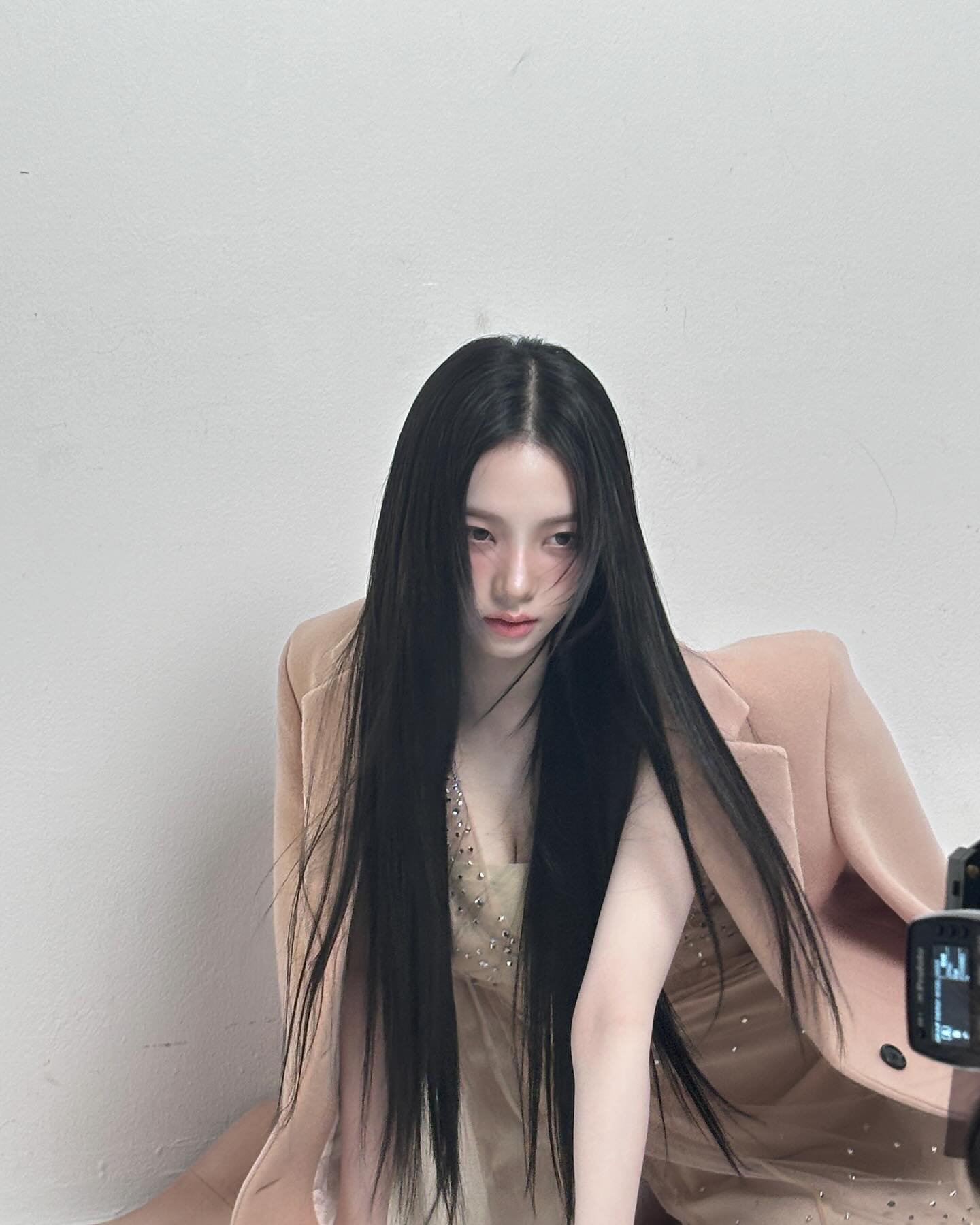차분하고 세련됐다?✨
단발병도 잊게 하는 긴 생머리의 매력💇‍♀️🖤 이미지6