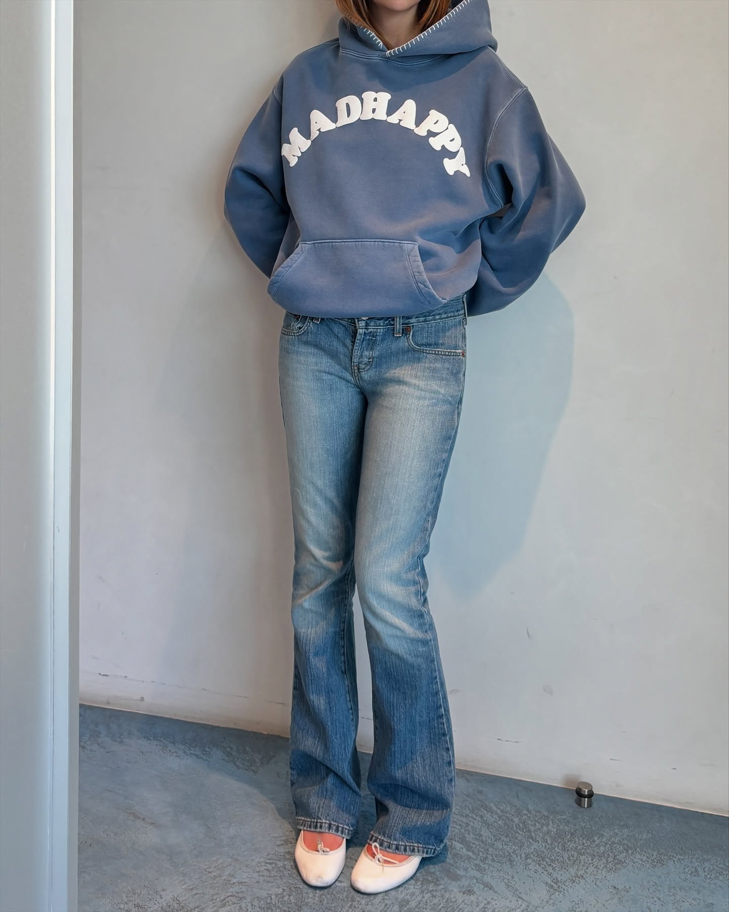 제니가 쏘아 올린 매드 해피💫
휘뚜루마뚜루 입기 좋은 매드 해피💙🩵더 유명해 지기 전 겟 하자!

데일리로 입기 좋은 매드 해피 후드 2가지 모았습니다.

1. 클래식스 플리스 집업, 30만 원대
네이비 컬러의 오버핏 후드집업으로, 부드러운 면 소재로 후드의 푸드 스티치, 브랜드 로고 자수가 돋보이는 미니멀한 디자인이 특징이죠. 조거 팬츠와 셋업으로 입으면 캐주얼한 원마일 웨어로 즐기기 좋습니다.

2. 쿠퍼 플리스 후디, 29만 원대
부드러운 코튼 소재를 활용한 헤비웨스트 플리스 후디로, 브랜드 로고 퍼프 프린트와 후드의 블랭킷 스티치가 포인트죠. 부츠컷 데님 팬츠와 매치하면 빈티지한 무드를, 조거 팬츠와 매치하면 꾸안꾸 룩을 연출할 수 있습니다. 이미지5