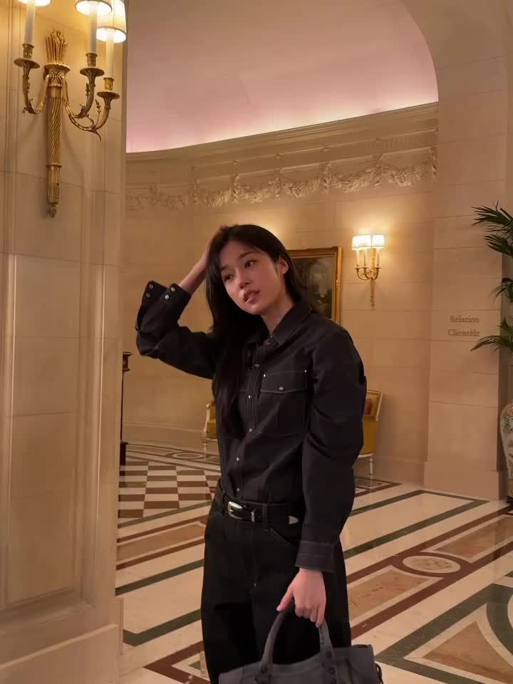 데일리백은 발렌시아가🖤
오늘의 OOTD는 발렌시아가 르 시티로 완성👜✔️

데일리로 들기 좋은 발렌시아가 백, 지금 소개해드릴게요.

 1. 르 시티 미디엄 백, 400만 원대
스웨이드 카프스킨에 브레이드 핸들이 더해진 스톰 그레이 컬러의 르 시티 백입니다. 노윤서는 블랙 데님 셋업과 매치해 시크한 데일리룩을 연출했습니다.

2. 르 시티 이스트-웨스트 백, 300만 원대
블랙 아레나 램스킨에 롱 핸들이 더해진 이스트-웨스트 백입니다. 애니는 오버핏 재킷에 스커트와 데님 팬츠를 매치해 스트릿 무드를 완성했습니다. 이미지