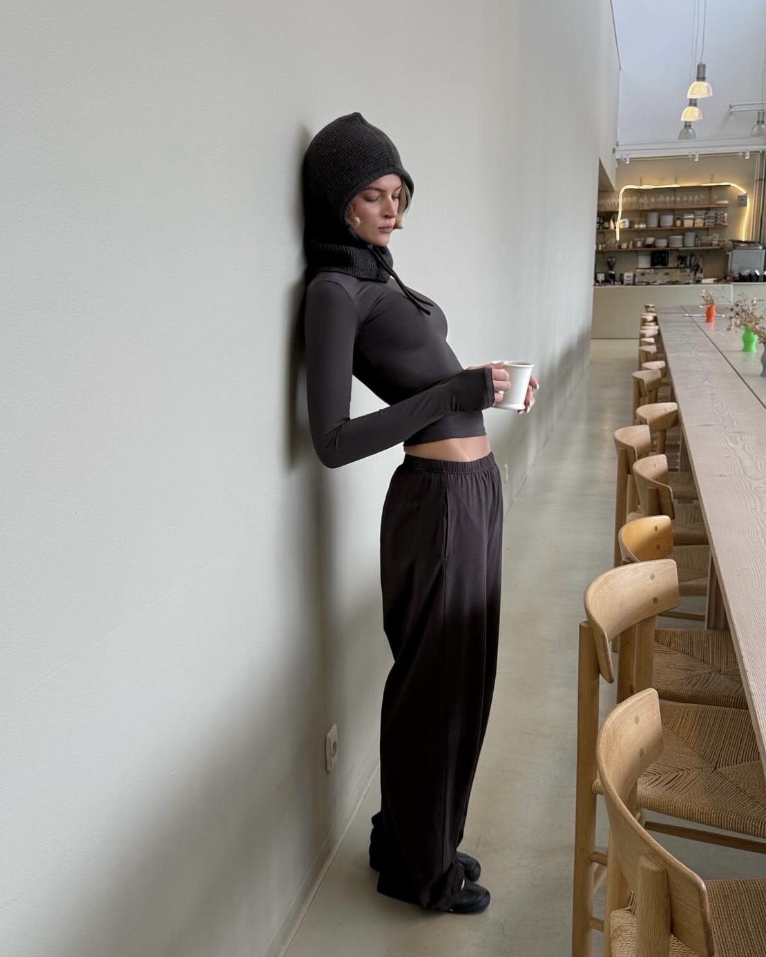 두꺼운 아우터 속 필수템✨
가볍게 받쳐 입기 좋은 기본 무지티로 데일리룩 완성하기💓 이미지4