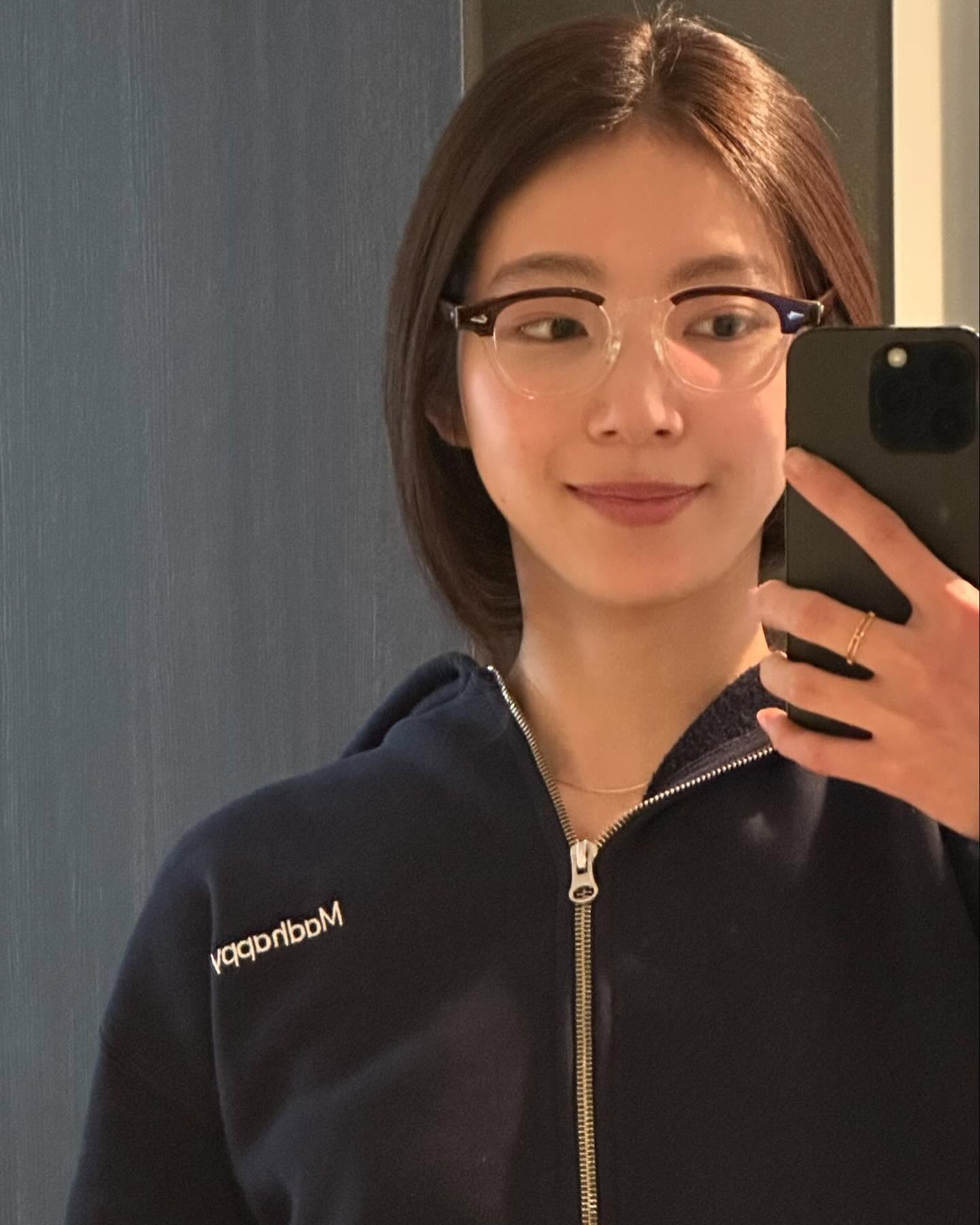 제니가 쏘아 올린 매드 해피💫
휘뚜루마뚜루 입기 좋은 매드 해피💙🩵더 유명해 지기 전 겟 하자!

데일리로 입기 좋은 매드 해피 후드 2가지 모았습니다.

1. 클래식스 플리스 집업, 30만 원대
네이비 컬러의 오버핏 후드집업으로, 부드러운 면 소재로 후드의 푸드 스티치, 브랜드 로고 자수가 돋보이는 미니멀한 디자인이 특징이죠. 조거 팬츠와 셋업으로 입으면 캐주얼한 원마일 웨어로 즐기기 좋습니다.

2. 쿠퍼 플리스 후디, 29만 원대
부드러운 코튼 소재를 활용한 헤비웨스트 플리스 후디로, 브랜드 로고 퍼프 프린트와 후드의 블랭킷 스티치가 포인트죠. 부츠컷 데님 팬츠와 매치하면 빈티지한 무드를, 조거 팬츠와 매치하면 꾸안꾸 룩을 연출할 수 있습니다. 이미지2