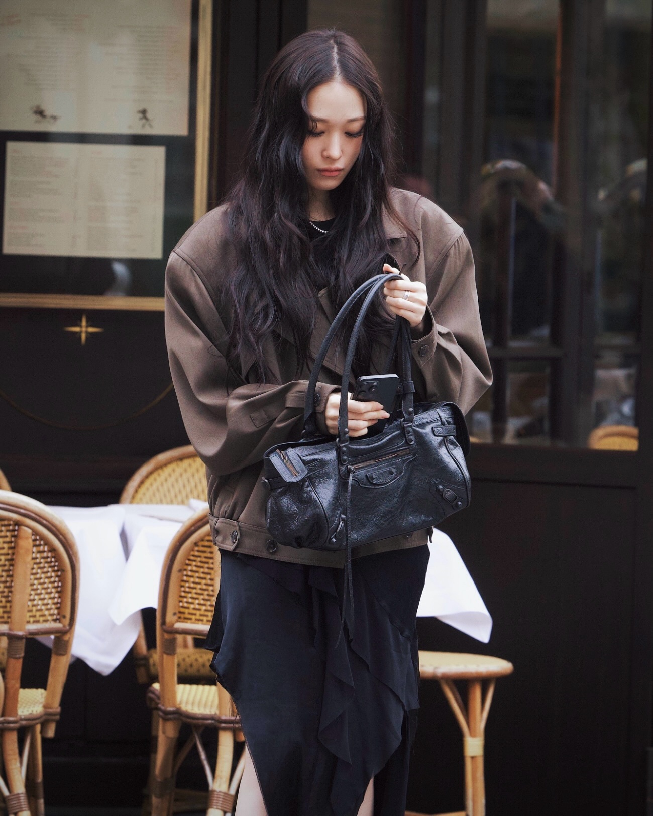 데일리백은 발렌시아가🖤
오늘의 OOTD는 발렌시아가 르 시티로 완성👜✔️

데일리로 들기 좋은 발렌시아가 백, 지금 소개해드릴게요.

 1. 르 시티 미디엄 백, 400만 원대
스웨이드 카프스킨에 브레이드 핸들이 더해진 스톰 그레이 컬러의 르 시티 백입니다. 노윤서는 블랙 데님 셋업과 매치해 시크한 데일리룩을 연출했습니다.

2. 르 시티 이스트-웨스트 백, 300만 원대
블랙 아레나 램스킨에 롱 핸들이 더해진 이스트-웨스트 백입니다. 애니는 오버핏 재킷에 스커트와 데님 팬츠를 매치해 스트릿 무드를 완성했습니다. 이미지5