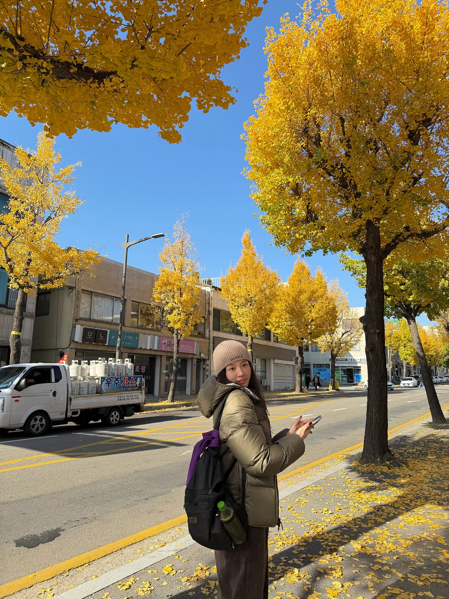 블랙패딩만 입기엔 아쉬울 때🤍
무난하게 입기 좋은 올겨울 패딩 2가지☃️❄️

겨울에 입기 좋은 패딩, 지금 소개해드릴게요.

1. 스노우피크 에어노바 리버시블 헤비 다운, 30만 원대
덕다운을 사용한 리버시블 헤비 다운으로 양면으로 착용할 수 있어 활용도가 높은 디자인입니다. 박규영은 브라운 팬츠와 매치해 편안한 데일리룩을 연출했습니다.

2. 에이바이퍼 페더웨이트 900 다운 푸퍼 재킷, 60만 원대
경량 푸퍼 재킷으로, 뛰어난 보온성과 가벼운 착용감이 특징입니다. 미연은 블랙 탑과 데님 부츠컷 팬츠를 매치해 캐주얼한 데일리룩을 연출했습니다. 이미지1