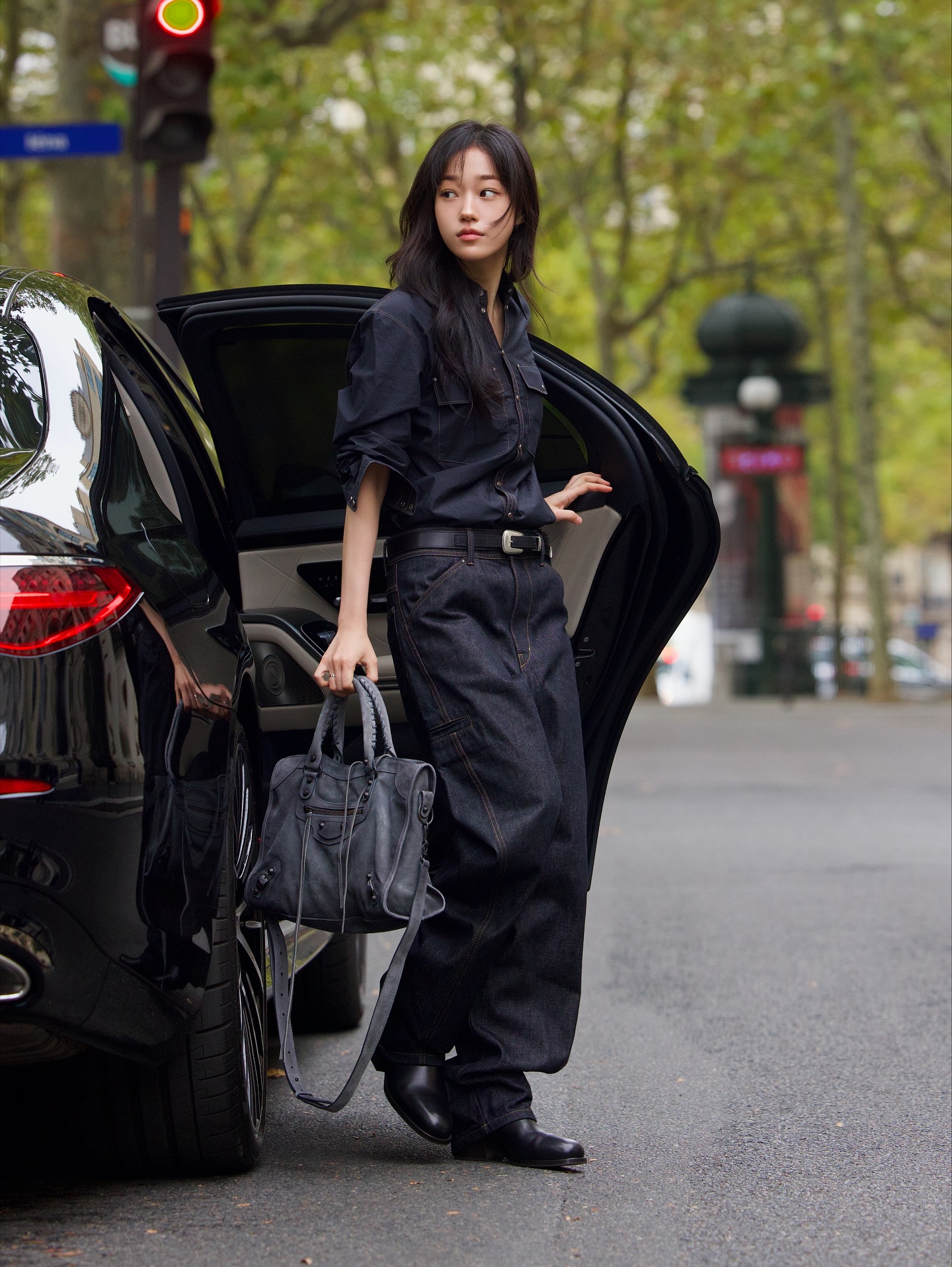 데일리백은 발렌시아가🖤
오늘의 OOTD는 발렌시아가 르 시티로 완성👜✔️

데일리로 들기 좋은 발렌시아가 백, 지금 소개해드릴게요.

 1. 르 시티 미디엄 백, 400만 원대
스웨이드 카프스킨에 브레이드 핸들이 더해진 스톰 그레이 컬러의 르 시티 백입니다. 노윤서는 블랙 데님 셋업과 매치해 시크한 데일리룩을 연출했습니다.

2. 르 시티 이스트-웨스트 백, 300만 원대
블랙 아레나 램스킨에 롱 핸들이 더해진 이스트-웨스트 백입니다. 애니는 오버핏 재킷에 스커트와 데님 팬츠를 매치해 스트릿 무드를 완성했습니다. 이미지3