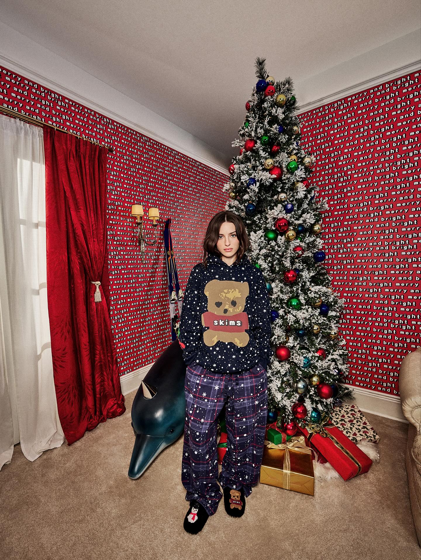 곰돌이 좋아하는 건 어케 알았지?🐻
스킴스 x CPFM 홀리데이 컬렉션으로🤎🤍 특별한 연말 준비하자

최근 스킴스는 스트릿웨어 브랜드 캑터스 플랜트 플리마켓과의 2025 홀리데이 협업 컬렉션을 예고했습니다. 특히 킴 카다시안의 딸 노스 웨스트부터 베네다 카터까지 다양한 인물들이 이 캠페인에 참여해 눈길을 끄는데요. 

곰돌이 모티프가 포인트인 후드, 파자마, 슬리퍼까지 다양한 아이템들로 구성되어 연말 홈 파티까지 즐기기 좋습니다. 이번 홀리데이 협업 컬렉션은 리미티드 에디션으로 오는 11월 20일 출시 예정입니다. 이미지8