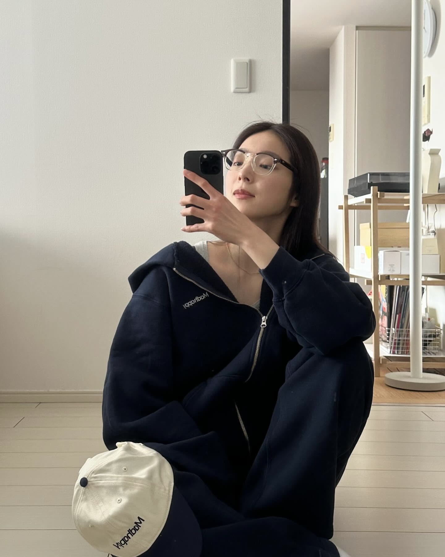 제니가 쏘아 올린 매드 해피💫
휘뚜루마뚜루 입기 좋은 매드 해피💙🩵더 유명해 지기 전 겟 하자!

데일리로 입기 좋은 매드 해피 후드 2가지 모았습니다.

1. 클래식스 플리스 집업, 30만 원대
네이비 컬러의 오버핏 후드집업으로, 부드러운 면 소재로 후드의 푸드 스티치, 브랜드 로고 자수가 돋보이는 미니멀한 디자인이 특징이죠. 조거 팬츠와 셋업으로 입으면 캐주얼한 원마일 웨어로 즐기기 좋습니다.

2. 쿠퍼 플리스 후디, 29만 원대
부드러운 코튼 소재를 활용한 헤비웨스트 플리스 후디로, 브랜드 로고 퍼프 프린트와 후드의 블랭킷 스티치가 포인트죠. 부츠컷 데님 팬츠와 매치하면 빈티지한 무드를, 조거 팬츠와 매치하면 꾸안꾸 룩을 연출할 수 있습니다. 이미지1