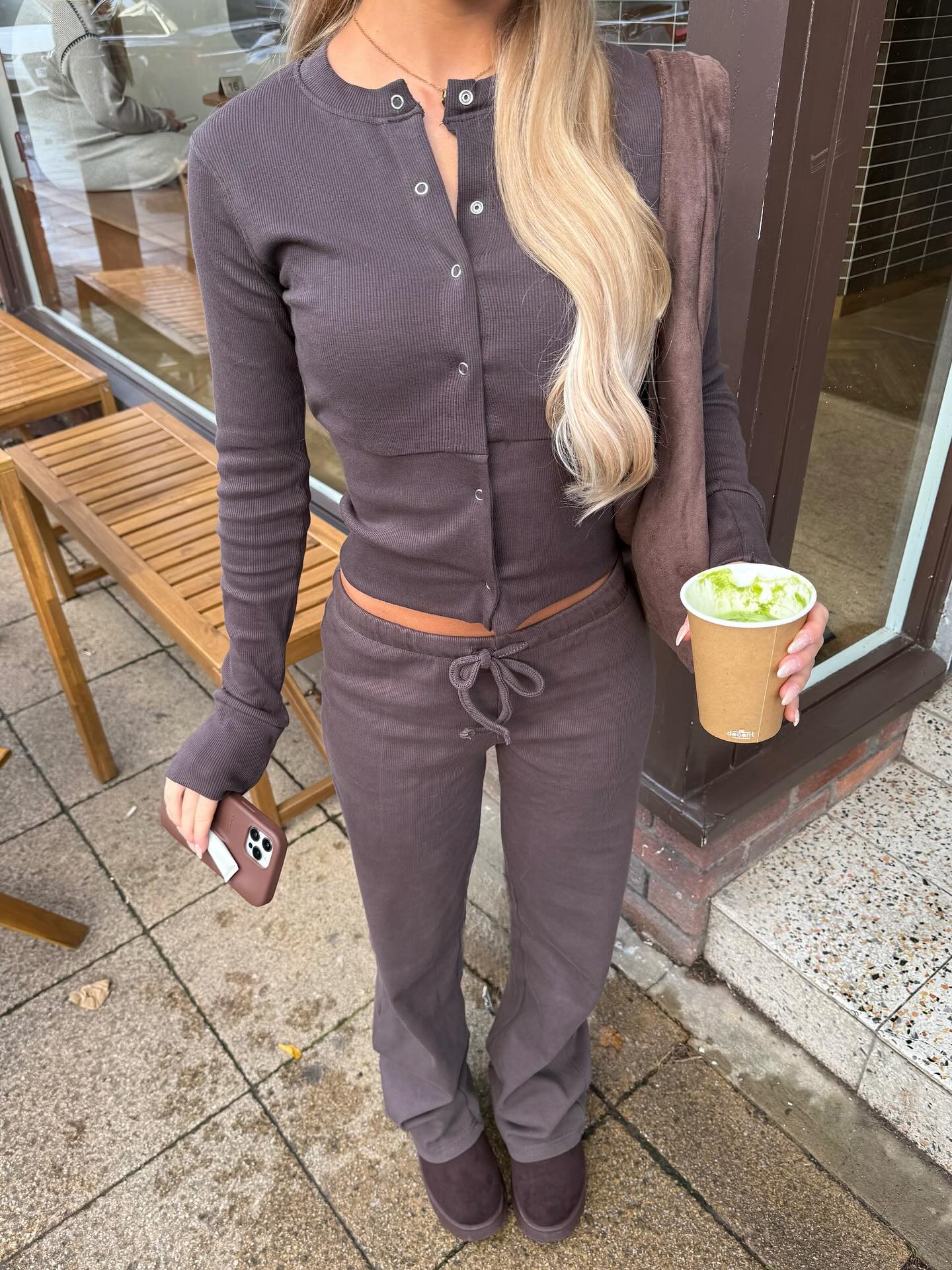 따뜻하고 편한 셋업🤍
추워질수록 더 손이 가는 편안한 셋업  2가지🧸✨

데일리로 편하게 입기 좋은 셋업 2가지, 지금 소개해드릴게요.

1.  알로 어콜레이드 스웻 셋업, 각 10만 원대
프렌치 테리 소재의 스웻 셋업입니다. 박시한 유니섹스 실루엣과 포근한 안감으로 편안하게 착용 가능합니다.

2.  벤더바이 니트 셋업, 각 9만 원대
울 블렌드 소재의 니트 셋업입니다. 바디라인을 따라 붙는 실루엣이 특징이며, 원마일웨어로 연출할 수 있습니다. 이미지6