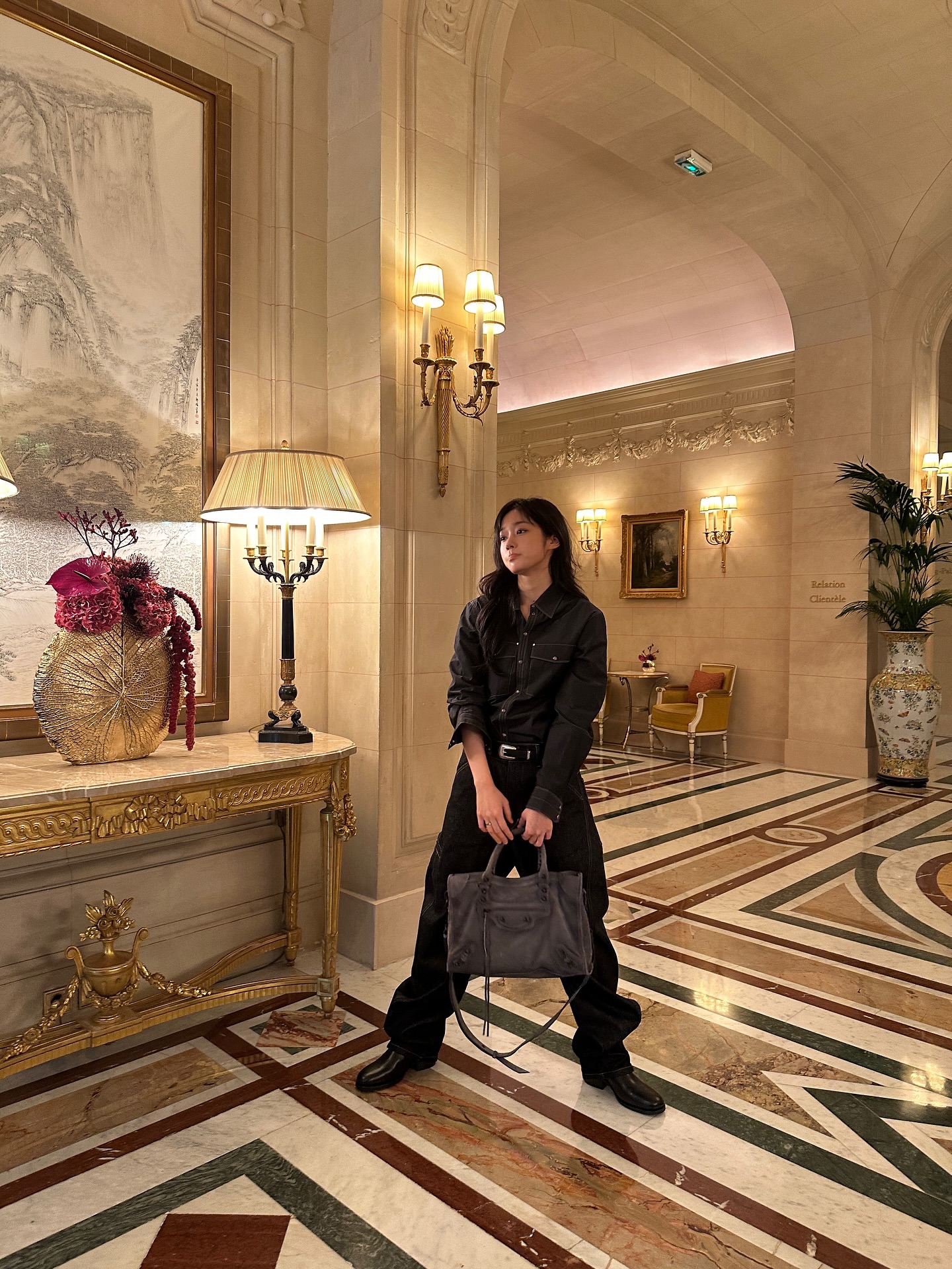 데일리백은 발렌시아가🖤
오늘의 OOTD는 발렌시아가 르 시티로 완성👜✔️

데일리로 들기 좋은 발렌시아가 백, 지금 소개해드릴게요.

 1. 르 시티 미디엄 백, 400만 원대
스웨이드 카프스킨에 브레이드 핸들이 더해진 스톰 그레이 컬러의 르 시티 백입니다. 노윤서는 블랙 데님 셋업과 매치해 시크한 데일리룩을 연출했습니다.

2. 르 시티 이스트-웨스트 백, 300만 원대
블랙 아레나 램스킨에 롱 핸들이 더해진 이스트-웨스트 백입니다. 애니는 오버핏 재킷에 스커트와 데님 팬츠를 매치해 스트릿 무드를 완성했습니다. 이미지2