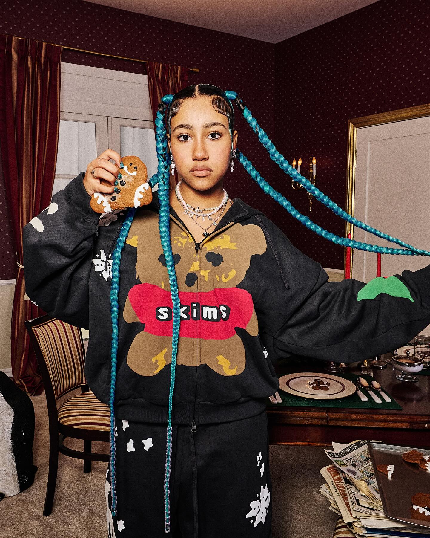 곰돌이 좋아하는 건 어케 알았지?🐻
스킴스 x CPFM 홀리데이 컬렉션으로🤎🤍 특별한 연말 준비하자

최근 스킴스는 스트릿웨어 브랜드 캑터스 플랜트 플리마켓과의 2025 홀리데이 협업 컬렉션을 예고했습니다. 특히 킴 카다시안의 딸 노스 웨스트부터 베네다 카터까지 다양한 인물들이 이 캠페인에 참여해 눈길을 끄는데요. 

곰돌이 모티프가 포인트인 후드, 파자마, 슬리퍼까지 다양한 아이템들로 구성되어 연말 홈 파티까지 즐기기 좋습니다. 이번 홀리데이 협업 컬렉션은 리미티드 에디션으로 오는 11월 20일 출시 예정입니다. 이미지4