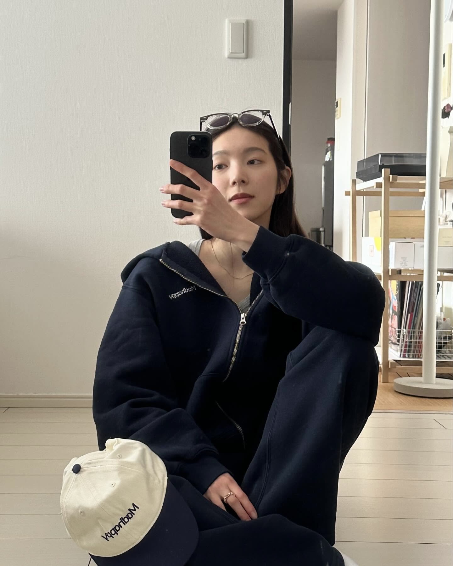 제니가 쏘아 올린 매드 해피💫
휘뚜루마뚜루 입기 좋은 매드 해피💙🩵더 유명해 지기 전 겟 하자!

데일리로 입기 좋은 매드 해피 후드 2가지 모았습니다.

1. 클래식스 플리스 집업, 30만 원대
네이비 컬러의 오버핏 후드집업으로, 부드러운 면 소재로 후드의 푸드 스티치, 브랜드 로고 자수가 돋보이는 미니멀한 디자인이 특징이죠. 조거 팬츠와 셋업으로 입으면 캐주얼한 원마일 웨어로 즐기기 좋습니다.

2. 쿠퍼 플리스 후디, 29만 원대
부드러운 코튼 소재를 활용한 헤비웨스트 플리스 후디로, 브랜드 로고 퍼프 프린트와 후드의 블랭킷 스티치가 포인트죠. 부츠컷 데님 팬츠와 매치하면 빈티지한 무드를, 조거 팬츠와 매치하면 꾸안꾸 룩을 연출할 수 있습니다. 이미지3