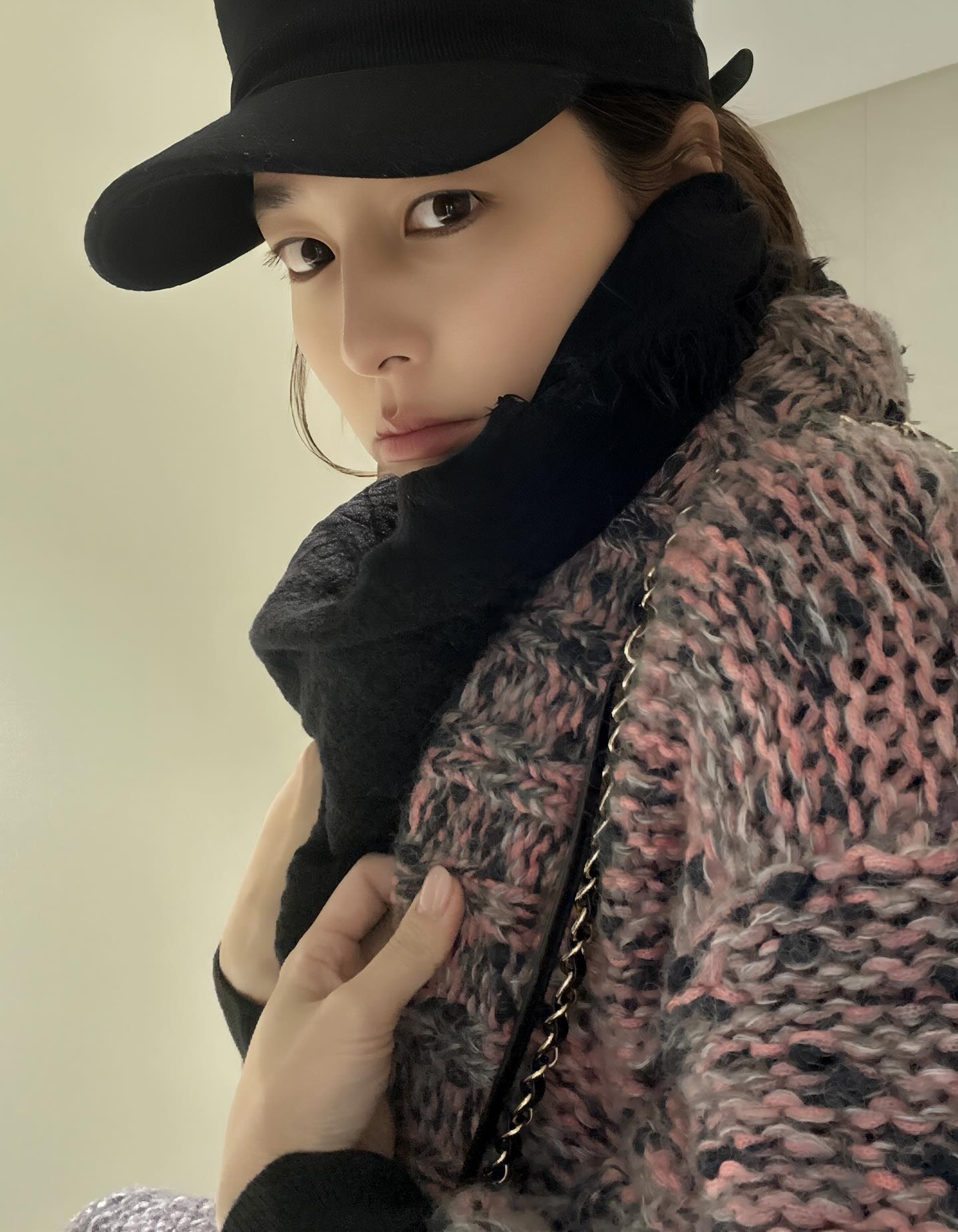 볼캡 질리면 꺼내드는 헌팅캡🖤
묶거나 풀어도 매력 포인트 확실✨🎶헌팅캡으로 무드 바꾸자 이미지1