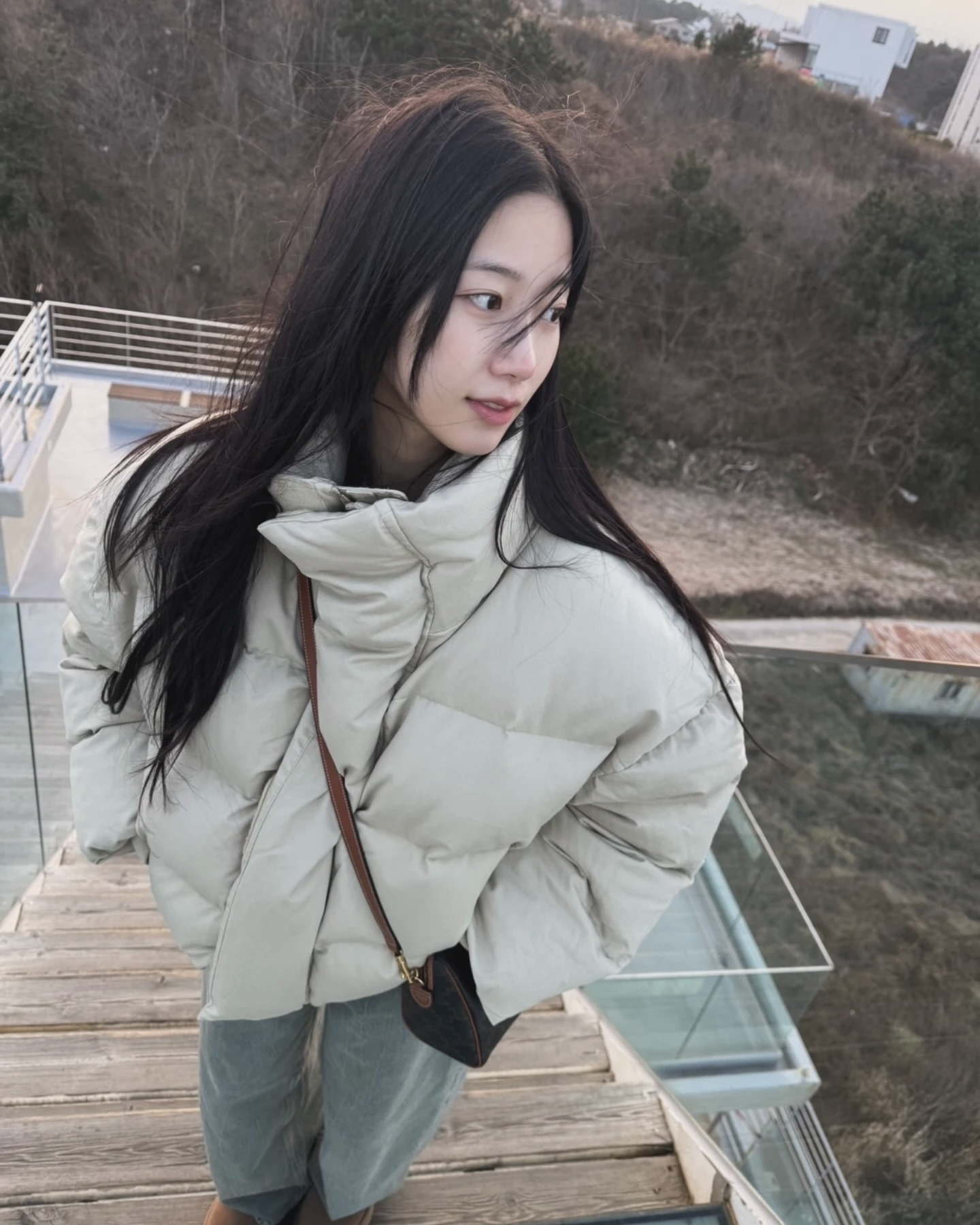 칼바람에 깜짝🥶숏 패딩부터 꺼내자
코트는 너무 추워🙅🏻♀️🤍 몽글몽글하고 따뜻한 숏 패딩 입어주세요 이미지5