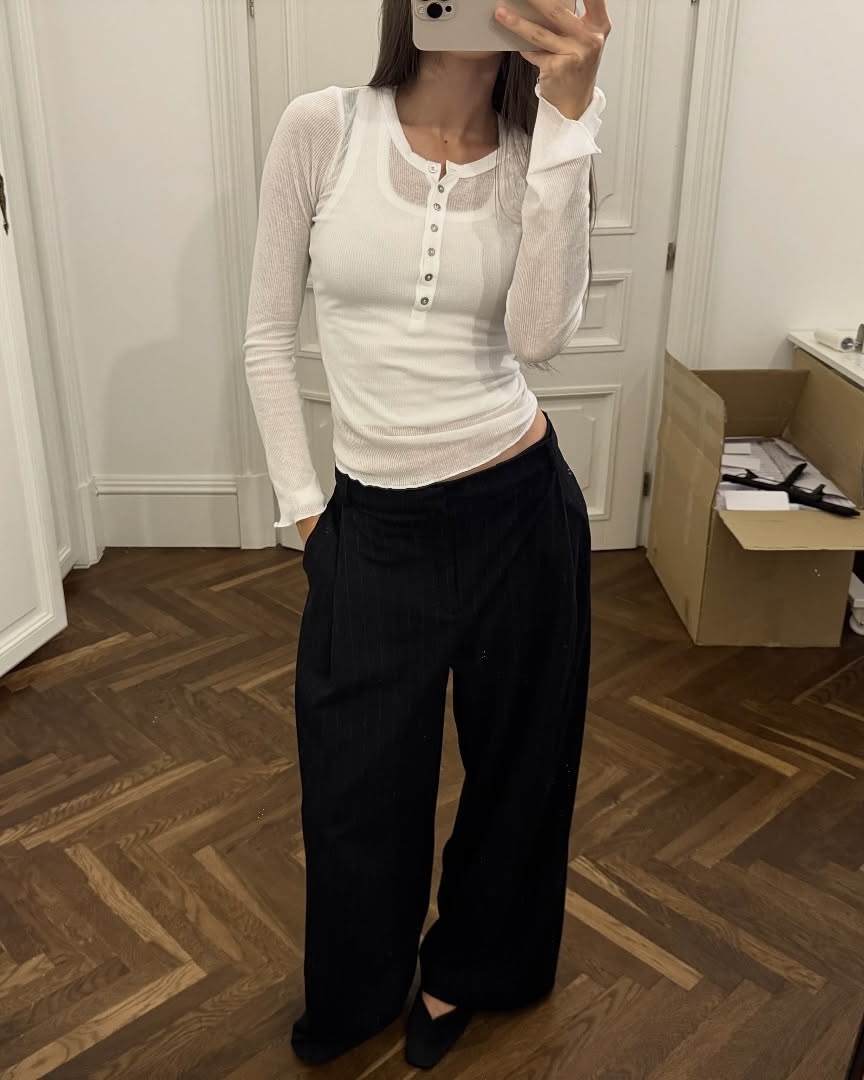 두꺼운 아우터 속 필수템✨
가볍게 받쳐 입기 좋은 기본 무지티로 데일리룩 완성하기💓 이미지3