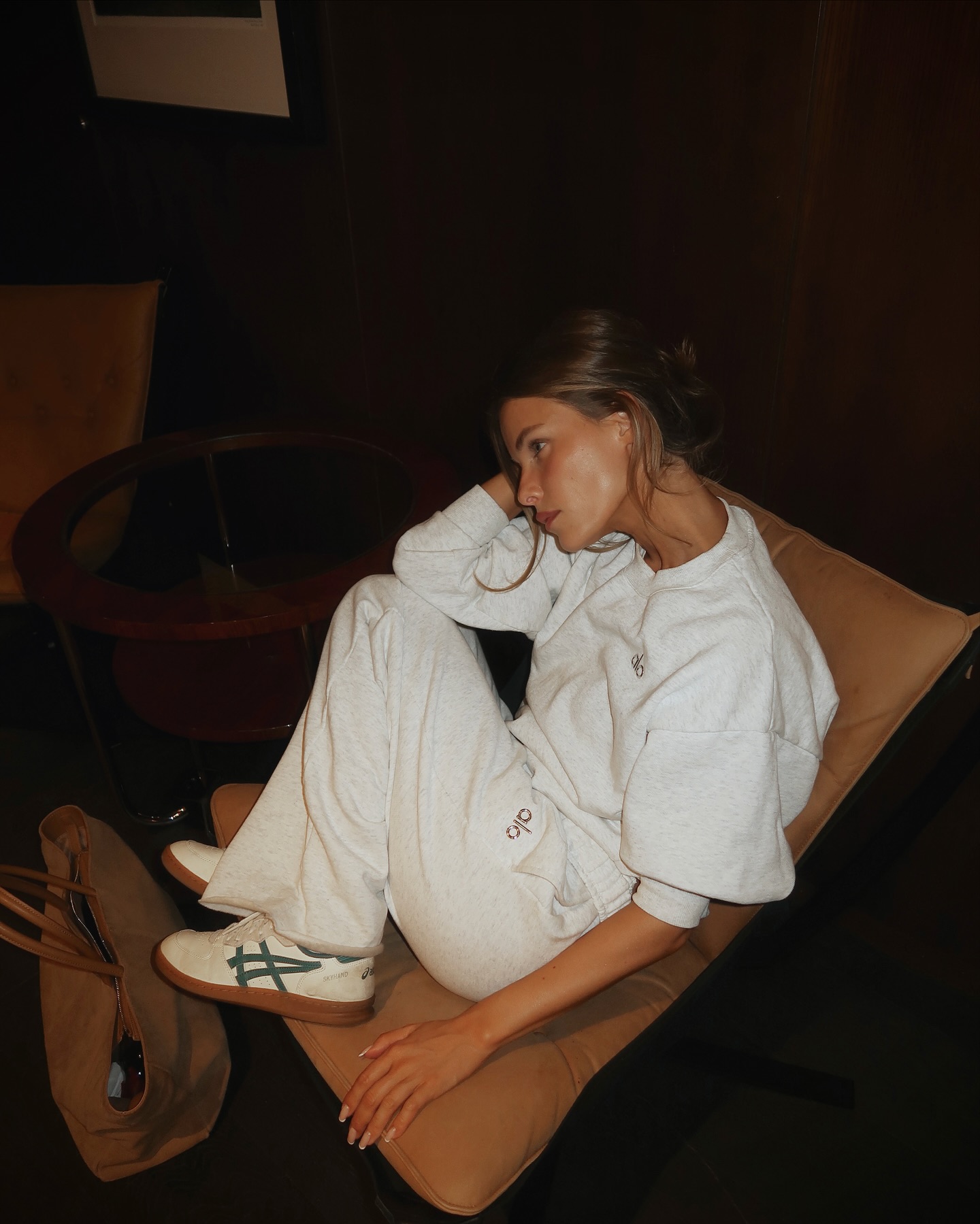 따뜻하고 편한 셋업🤍
추워질수록 더 손이 가는 편안한 셋업  2가지🧸✨

데일리로 편하게 입기 좋은 셋업 2가지, 지금 소개해드릴게요.

1.  알로 어콜레이드 스웻 셋업, 각 10만 원대
프렌치 테리 소재의 스웻 셋업입니다. 박시한 유니섹스 실루엣과 포근한 안감으로 편안하게 착용 가능합니다.

2.  벤더바이 니트 셋업, 각 9만 원대
울 블렌드 소재의 니트 셋업입니다. 바디라인을 따라 붙는 실루엣이 특징이며, 원마일웨어로 연출할 수 있습니다. 이미지4