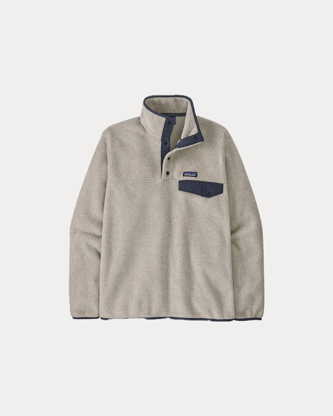 겨울 되니 파타고니아 다시 유행?👀
착장 그대로 입고 싶은 파타고니아❄️🩵핀터st걸이 되어보자
파타고니아 시그니처템 2가지 모았습니다.
1. 파타고니아 레트로 엑스 재킷, 30만 원대
유리가 착용한 플리스 재킷은 쉐르파 플리스 소재를 활용해 포근하고 따뜻하죠. 3개의 포켓과 브랜드 로고 디테일이 특징이며, 3가지 컬러 배색으로 시각적인 포인트를 주죠. 맨투맨과 볼캡을 매치하면 캐주얼한 느낌의 꾸안꾸 룩을 완성할 수 있습니다.
2. 라이트웨이트 신칠라 스냅-티 풀오버, 20만 원대
장희령이 착용한 신칠라 제품은 벨벳 같은 리사이클 폴리에스터 소재를 활용해 부드럽고, 소매와 밑단 바인딩, 스냅 버튼 넥, 가슴 포켓 등 디테일이 돋보이죠. 신칠라에 데님 팬츠와 매치하면 내추럴한 캐주얼 무드를 연출할 수 있습니다. 이미지7