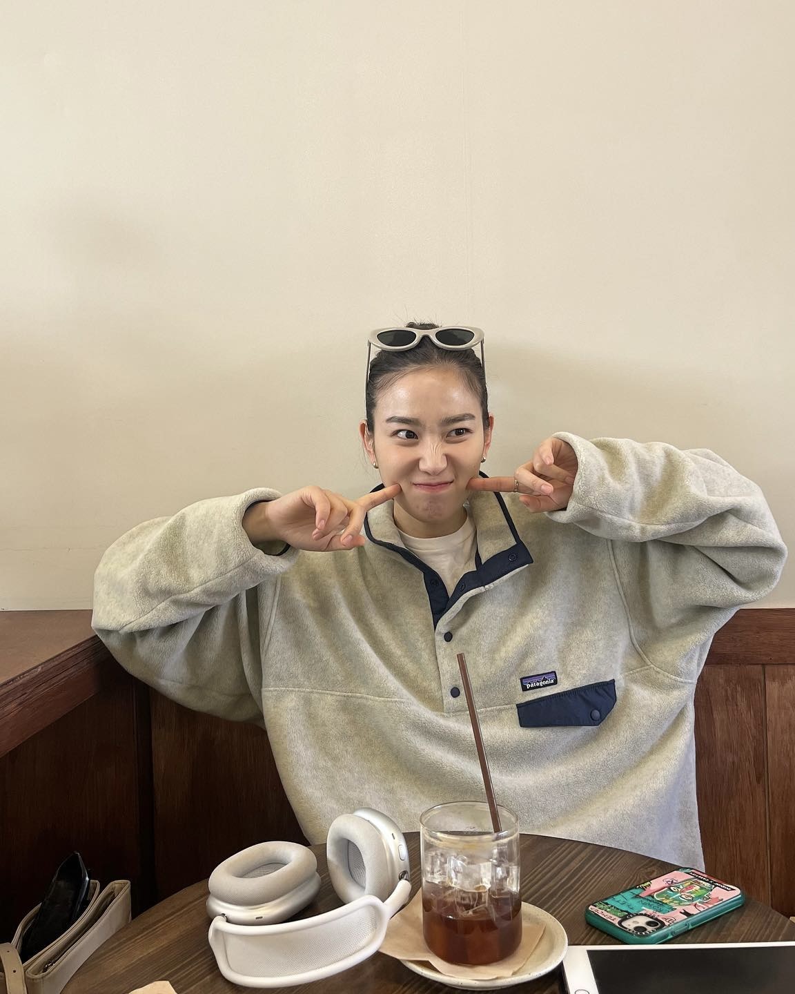 겨울 되니 파타고니아 다시 유행?👀
착장 그대로 입고 싶은 파타고니아❄️🩵핀터st걸이 되어보자
파타고니아 시그니처템 2가지 모았습니다.
1. 파타고니아 레트로 엑스 재킷, 30만 원대
유리가 착용한 플리스 재킷은 쉐르파 플리스 소재를 활용해 포근하고 따뜻하죠. 3개의 포켓과 브랜드 로고 디테일이 특징이며, 3가지 컬러 배색으로 시각적인 포인트를 주죠. 맨투맨과 볼캡을 매치하면 캐주얼한 느낌의 꾸안꾸 룩을 완성할 수 있습니다.
2. 라이트웨이트 신칠라 스냅-티 풀오버, 20만 원대
장희령이 착용한 신칠라 제품은 벨벳 같은 리사이클 폴리에스터 소재를 활용해 부드럽고, 소매와 밑단 바인딩, 스냅 버튼 넥, 가슴 포켓 등 디테일이 돋보이죠. 신칠라에 데님 팬츠와 매치하면 내추럴한 캐주얼 무드를 연출할 수 있습니다. 이미지5