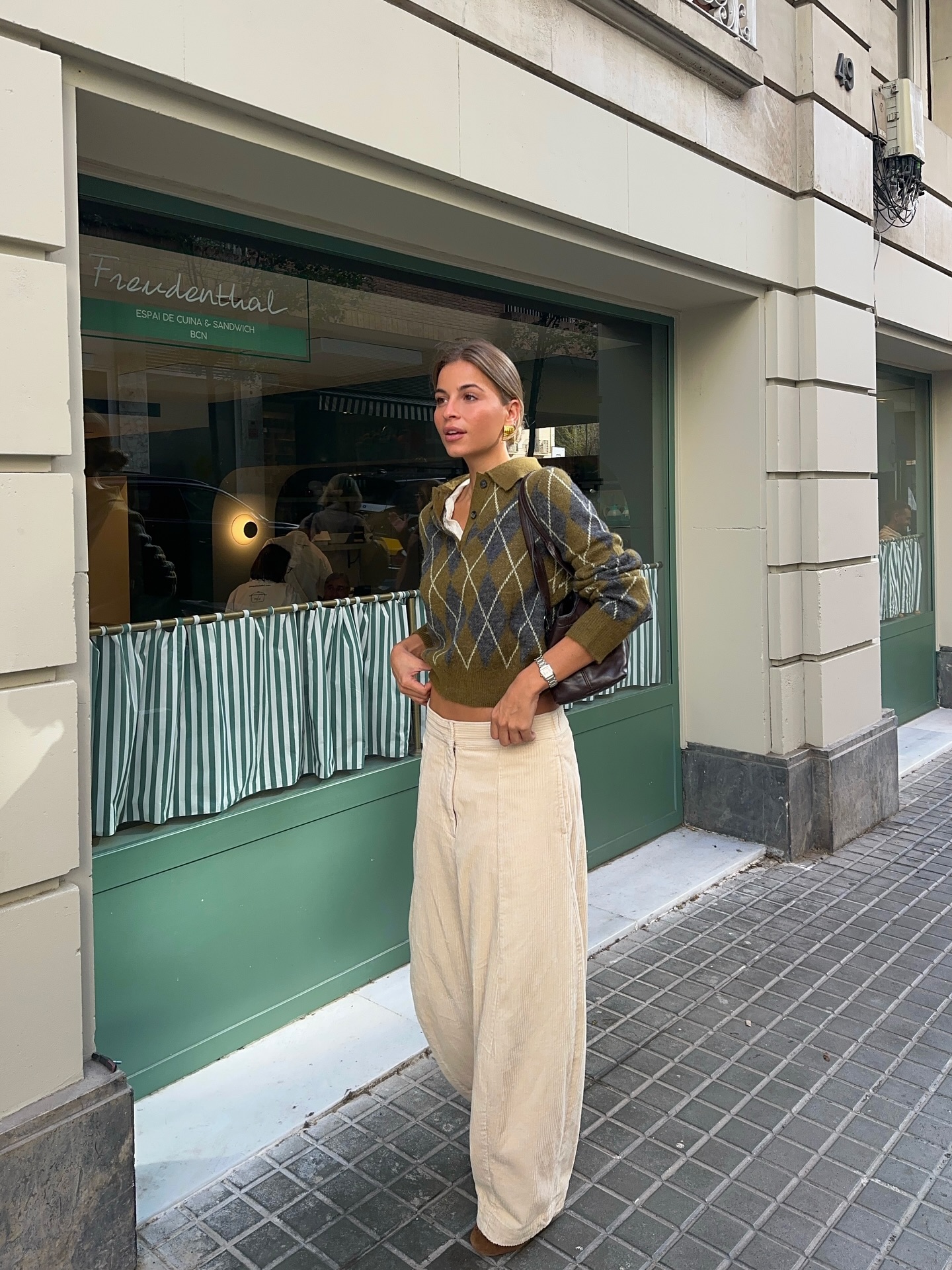 겨울룩을 더 세련되게🤍
화이트 팬츠로 밝고 담백한 겨울 스타일 완성해보세요✨ 이미지3