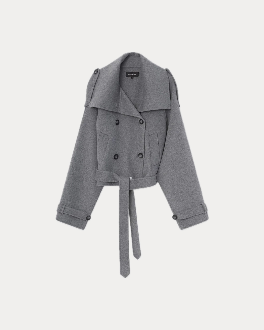 미니멀러들의 최애 숏 코트👻
그레이 숏 코트로 차분함에 세련됨까지🤍✨코트 맛집 여기!

룩에 차분한 분위기를 더해 줄 그레이 숏 코트 2가지 소개할게요.

1. 메오틴 벨로 울 재킷, 80만 원대
숏 기장의 하이넥 코트는 부드러운 양면 울 소재로 더블브레스트 디자인과 허리 아랫 부분을 살려주는 벨트 디테일이 더해져 세련된 실루엣을 만들어 주죠. 슬랙스와 앵클부츠를 매치하면 클래식하면서도 모던한 룩을 연출할 수 있습니다.

2. 코스 더블페이스 울 스카프 재킷, 30만 원대
레귤러 핏의 스카프 코트는 고급스러운 질감이 돋보이는 울과 텐셀 혼방 소재로 자연스럽게 드레이프 되는 스카프 디테일이 포인트죠. 새틴 소재의 블랙 롱스커트와 부츠를 매치하면 여성스럽고 세련된 룩을 완성할 수 있습니다. 이미지4