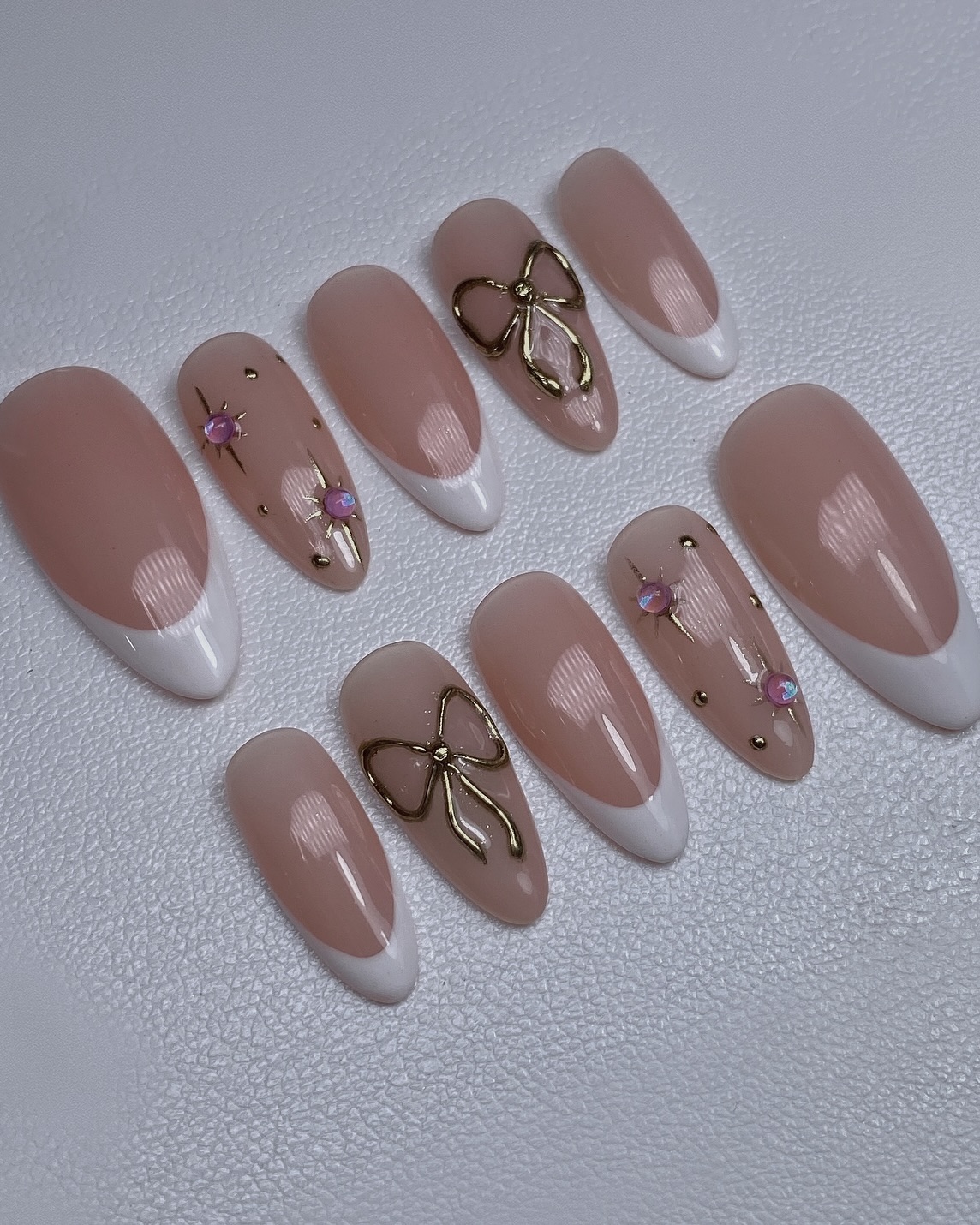 손끝 스타일링, 이제 집에서💅🏻
프레스온 네일로 내 기분에 맞춰 손쉽게 바꿔보자💖🔍

최근 해외에서 프레스온 네일이 주목받고 있는데요. 단순한 일회성 액세서리가 아닌, 트렌드를 반영하는 디자인과 높은 퀄리티 덕분이죠. 접착제 또는 접착 탭만으로 손쉽게 부착하고 제거 할 수 있어, 바쁜 라이프스타일을 보내는 젠지사이에서 특히 인기 있습니다.

프레스온 네일은 샵보다 부담이 적고, 시간 소요가 단축되며 단기적으로 활용할 수 있어 손톱 손상도도 적은 편이죠. 이런 실용성과 편의성이 좋아 새로운 뷰티 트렌드로 자리잡고 있습니다. 이미지7