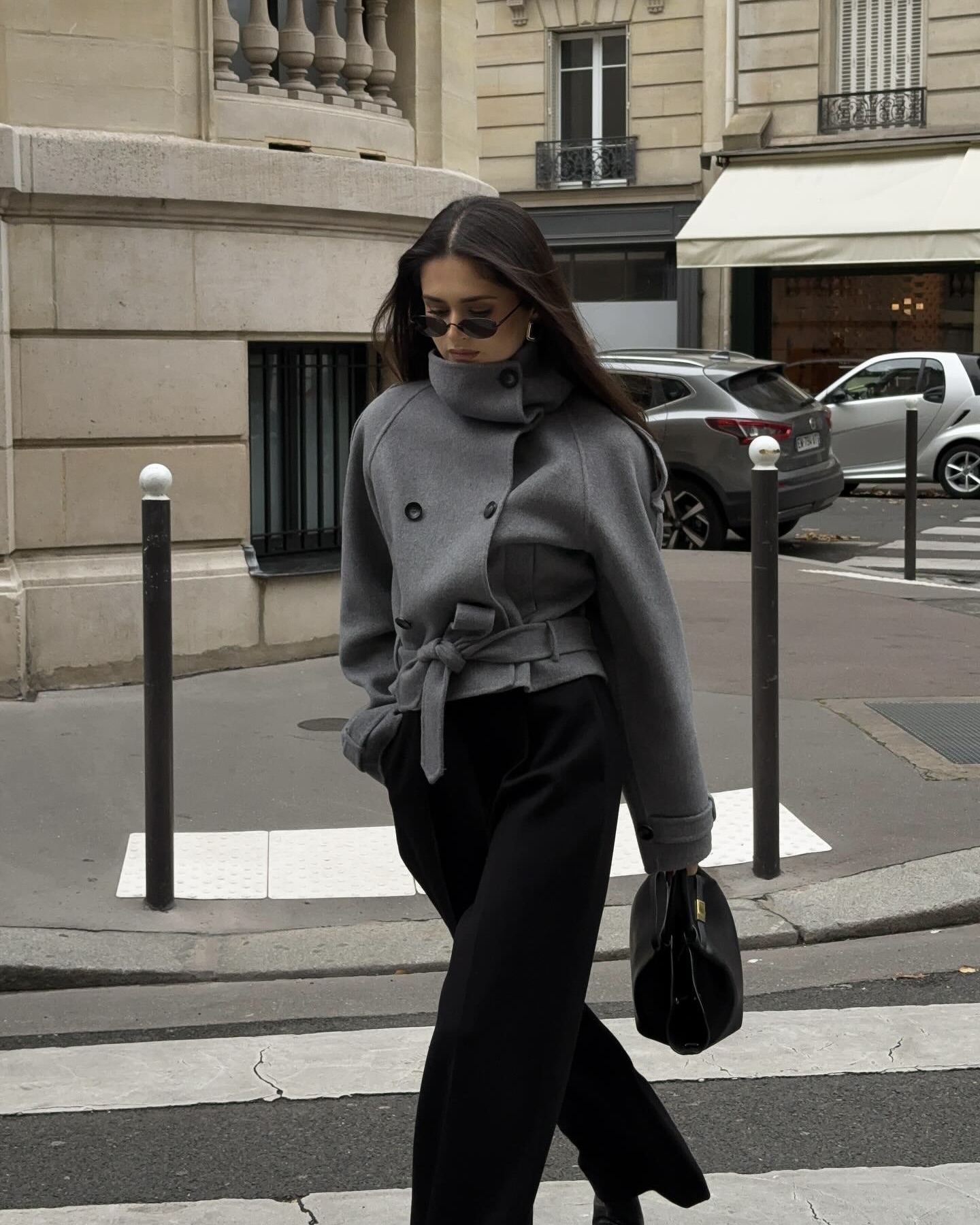 미니멀러들의 최애 숏 코트👻
그레이 숏 코트로 차분함에 세련됨까지🤍✨코트 맛집 여기!

룩에 차분한 분위기를 더해 줄 그레이 숏 코트 2가지 소개할게요.

1. 메오틴 벨로 울 재킷, 80만 원대
숏 기장의 하이넥 코트는 부드러운 양면 울 소재로 더블브레스트 디자인과 허리 아랫 부분을 살려주는 벨트 디테일이 더해져 세련된 실루엣을 만들어 주죠. 슬랙스와 앵클부츠를 매치하면 클래식하면서도 모던한 룩을 연출할 수 있습니다.

2. 코스 더블페이스 울 스카프 재킷, 30만 원대
레귤러 핏의 스카프 코트는 고급스러운 질감이 돋보이는 울과 텐셀 혼방 소재로 자연스럽게 드레이프 되는 스카프 디테일이 포인트죠. 새틴 소재의 블랙 롱스커트와 부츠를 매치하면 여성스럽고 세련된 룩을 완성할 수 있습니다. 이미지2