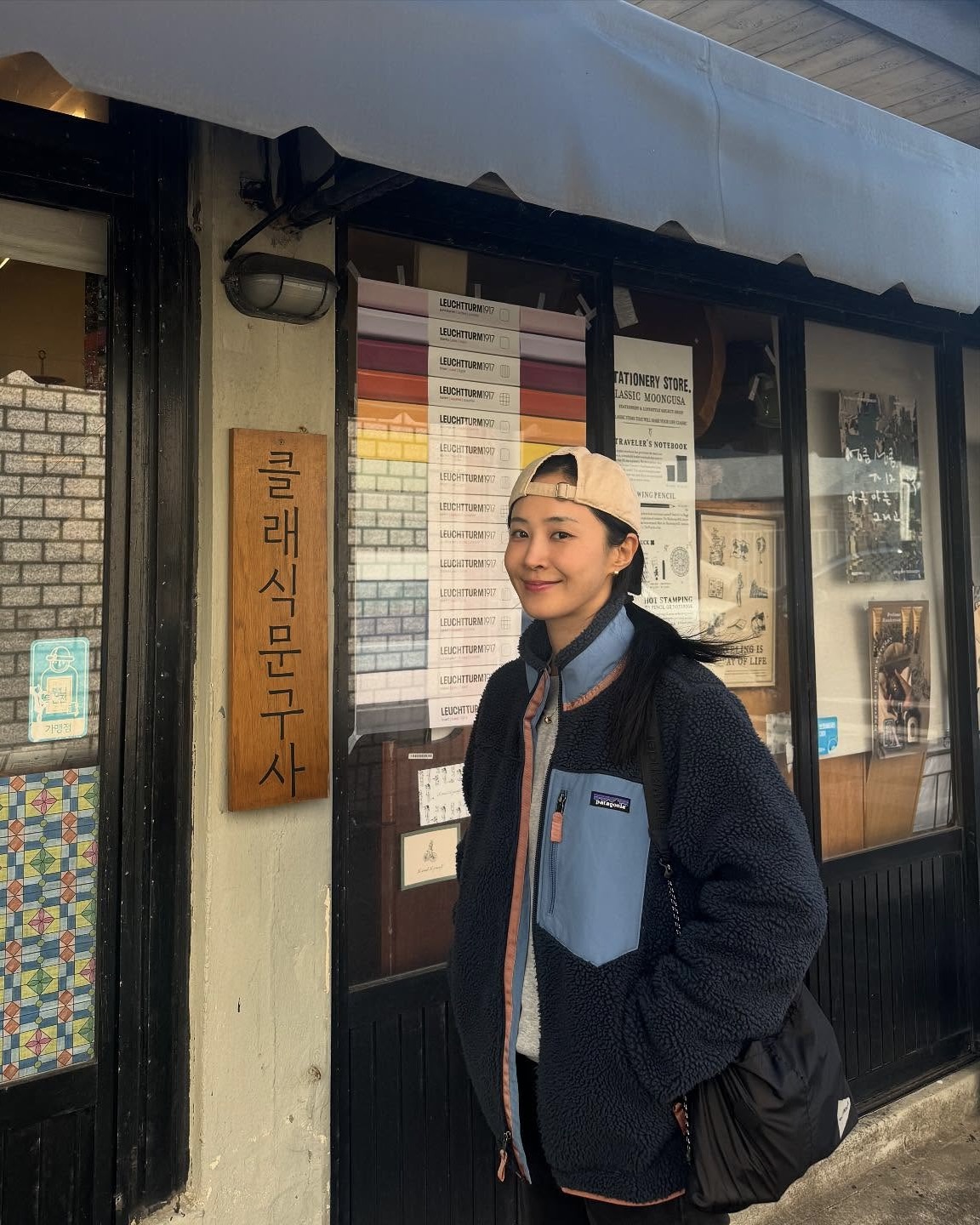 겨울 되니 파타고니아 다시 유행?👀
착장 그대로 입고 싶은 파타고니아❄️🩵핀터st걸이 되어보자
파타고니아 시그니처템 2가지 모았습니다.
1. 파타고니아 레트로 엑스 재킷, 30만 원대
유리가 착용한 플리스 재킷은 쉐르파 플리스 소재를 활용해 포근하고 따뜻하죠. 3개의 포켓과 브랜드 로고 디테일이 특징이며, 3가지 컬러 배색으로 시각적인 포인트를 주죠. 맨투맨과 볼캡을 매치하면 캐주얼한 느낌의 꾸안꾸 룩을 완성할 수 있습니다.
2. 라이트웨이트 신칠라 스냅-티 풀오버, 20만 원대
장희령이 착용한 신칠라 제품은 벨벳 같은 리사이클 폴리에스터 소재를 활용해 부드럽고, 소매와 밑단 바인딩, 스냅 버튼 넥, 가슴 포켓 등 디테일이 돋보이죠. 신칠라에 데님 팬츠와 매치하면 내추럴한 캐주얼 무드를 연출할 수 있습니다. 이미지1