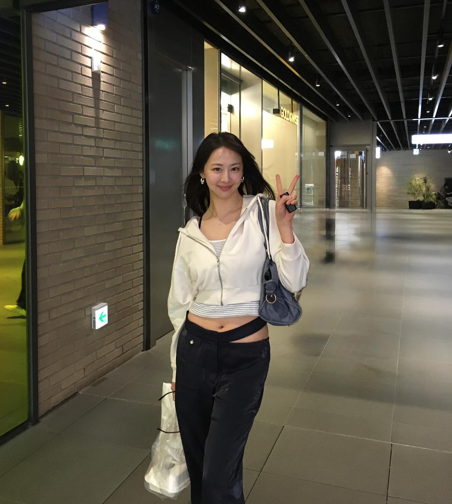 겨울에도 후드집업은 필수야🪄
추워진 날씨엔 겹쳐 입어야지🔍👀 후드집업부터 챙겨봐요 이미지4