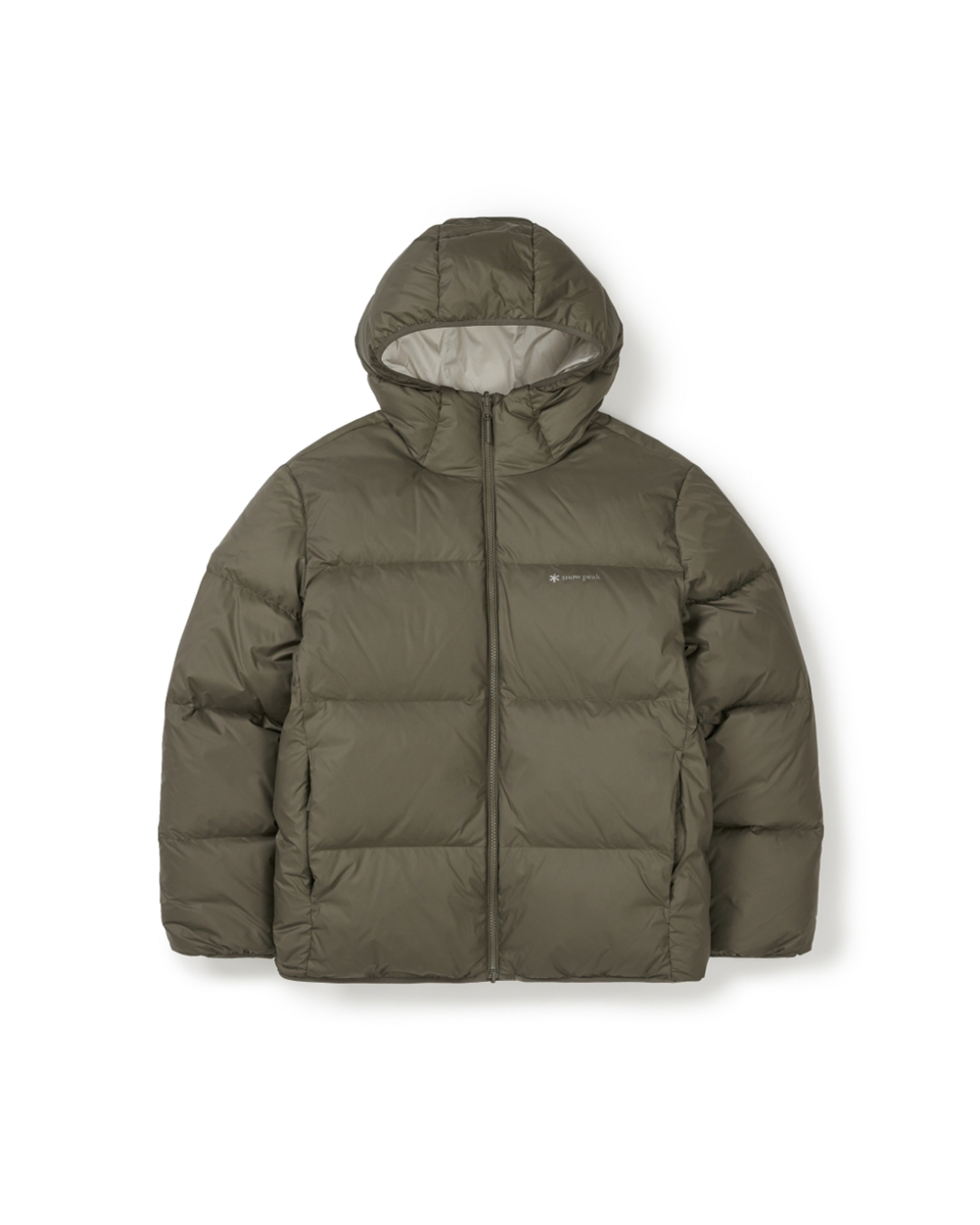 블랙패딩만 입기엔 아쉬울 때🤍
무난하게 입기 좋은 올겨울 패딩 2가지☃️❄️

겨울에 입기 좋은 패딩, 지금 소개해드릴게요.

1. 스노우피크 에어노바 리버시블 헤비 다운, 30만 원대
덕다운을 사용한 리버시블 헤비 다운으로 양면으로 착용할 수 있어 활용도가 높은 디자인입니다. 박규영은 브라운 팬츠와 매치해 편안한 데일리룩을 연출했습니다.

2. 에이바이퍼 페더웨이트 900 다운 푸퍼 재킷, 60만 원대
경량 푸퍼 재킷으로, 뛰어난 보온성과 가벼운 착용감이 특징입니다. 미연은 블랙 탑과 데님 부츠컷 팬츠를 매치해 캐주얼한 데일리룩을 연출했습니다. 이미지3