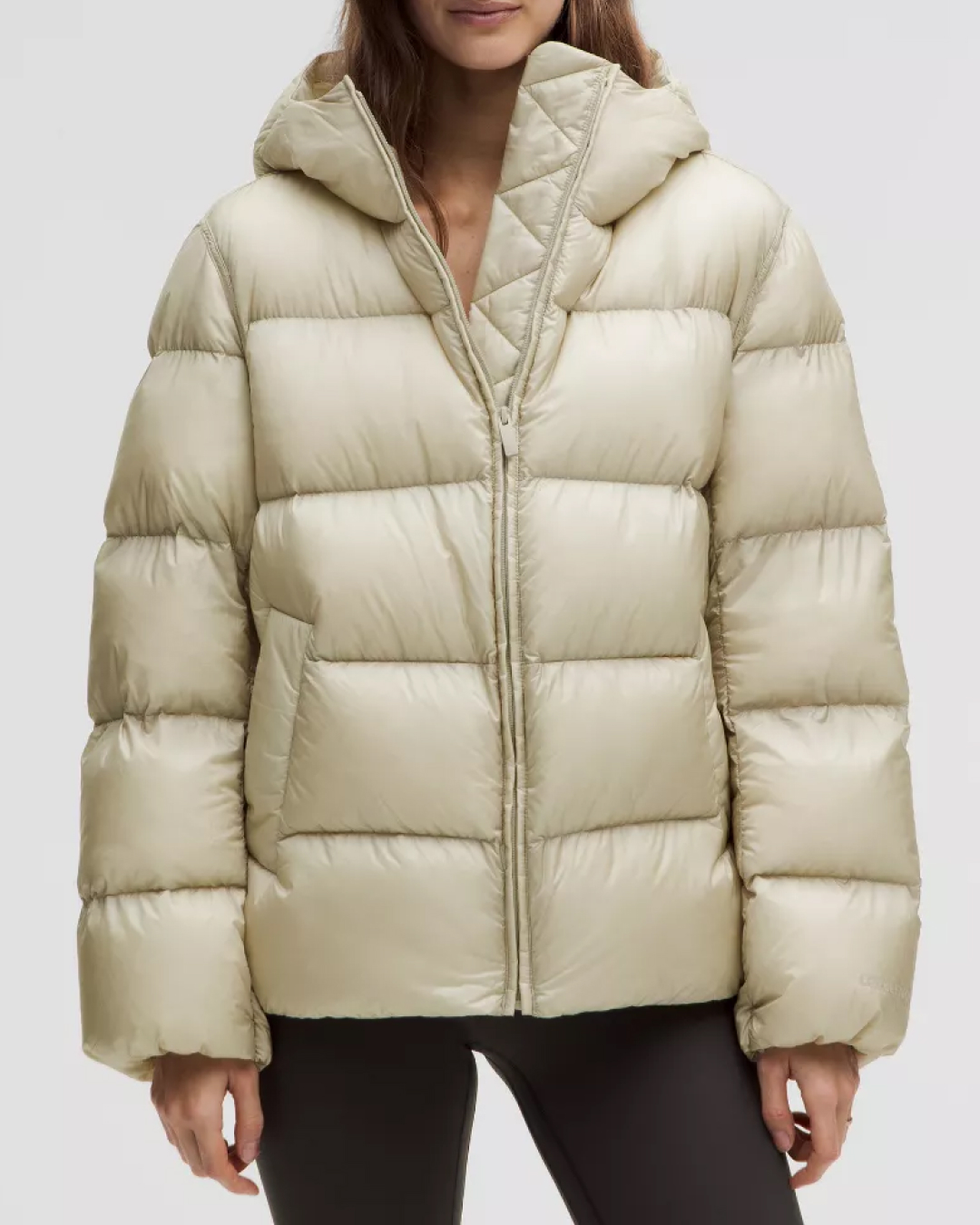 블랙패딩만 입기엔 아쉬울 때🤍
무난하게 입기 좋은 올겨울 패딩 2가지☃️❄️

겨울에 입기 좋은 패딩, 지금 소개해드릴게요.

1. 스노우피크 에어노바 리버시블 헤비 다운, 30만 원대
덕다운을 사용한 리버시블 헤비 다운으로 양면으로 착용할 수 있어 활용도가 높은 디자인입니다. 박규영은 브라운 팬츠와 매치해 편안한 데일리룩을 연출했습니다.

2. 에이바이퍼 페더웨이트 900 다운 푸퍼 재킷, 60만 원대
경량 푸퍼 재킷으로, 뛰어난 보온성과 가벼운 착용감이 특징입니다. 미연은 블랙 탑과 데님 부츠컷 팬츠를 매치해 캐주얼한 데일리룩을 연출했습니다. 이미지8