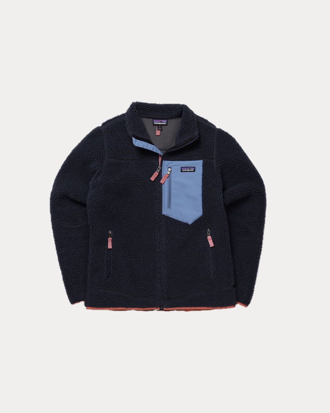 겨울 되니 파타고니아 다시 유행?👀
착장 그대로 입고 싶은 파타고니아❄️🩵핀터st걸이 되어보자
파타고니아 시그니처템 2가지 모았습니다.
1. 파타고니아 레트로 엑스 재킷, 30만 원대
유리가 착용한 플리스 재킷은 쉐르파 플리스 소재를 활용해 포근하고 따뜻하죠. 3개의 포켓과 브랜드 로고 디테일이 특징이며, 3가지 컬러 배색으로 시각적인 포인트를 주죠. 맨투맨과 볼캡을 매치하면 캐주얼한 느낌의 꾸안꾸 룩을 완성할 수 있습니다.
2. 라이트웨이트 신칠라 스냅-티 풀오버, 20만 원대
장희령이 착용한 신칠라 제품은 벨벳 같은 리사이클 폴리에스터 소재를 활용해 부드럽고, 소매와 밑단 바인딩, 스냅 버튼 넥, 가슴 포켓 등 디테일이 돋보이죠. 신칠라에 데님 팬츠와 매치하면 내추럴한 캐주얼 무드를 연출할 수 있습니다. 이미지3