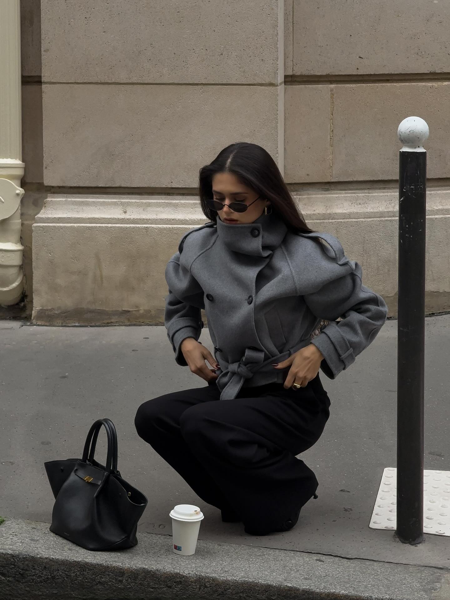 미니멀러들의 최애 숏 코트👻
그레이 숏 코트로 차분함에 세련됨까지🤍✨코트 맛집 여기!

룩에 차분한 분위기를 더해 줄 그레이 숏 코트 2가지 소개할게요.

1. 메오틴 벨로 울 재킷, 80만 원대
숏 기장의 하이넥 코트는 부드러운 양면 울 소재로 더블브레스트 디자인과 허리 아랫 부분을 살려주는 벨트 디테일이 더해져 세련된 실루엣을 만들어 주죠. 슬랙스와 앵클부츠를 매치하면 클래식하면서도 모던한 룩을 연출할 수 있습니다.

2. 코스 더블페이스 울 스카프 재킷, 30만 원대
레귤러 핏의 스카프 코트는 고급스러운 질감이 돋보이는 울과 텐셀 혼방 소재로 자연스럽게 드레이프 되는 스카프 디테일이 포인트죠. 새틴 소재의 블랙 롱스커트와 부츠를 매치하면 여성스럽고 세련된 룩을 완성할 수 있습니다. 이미지3