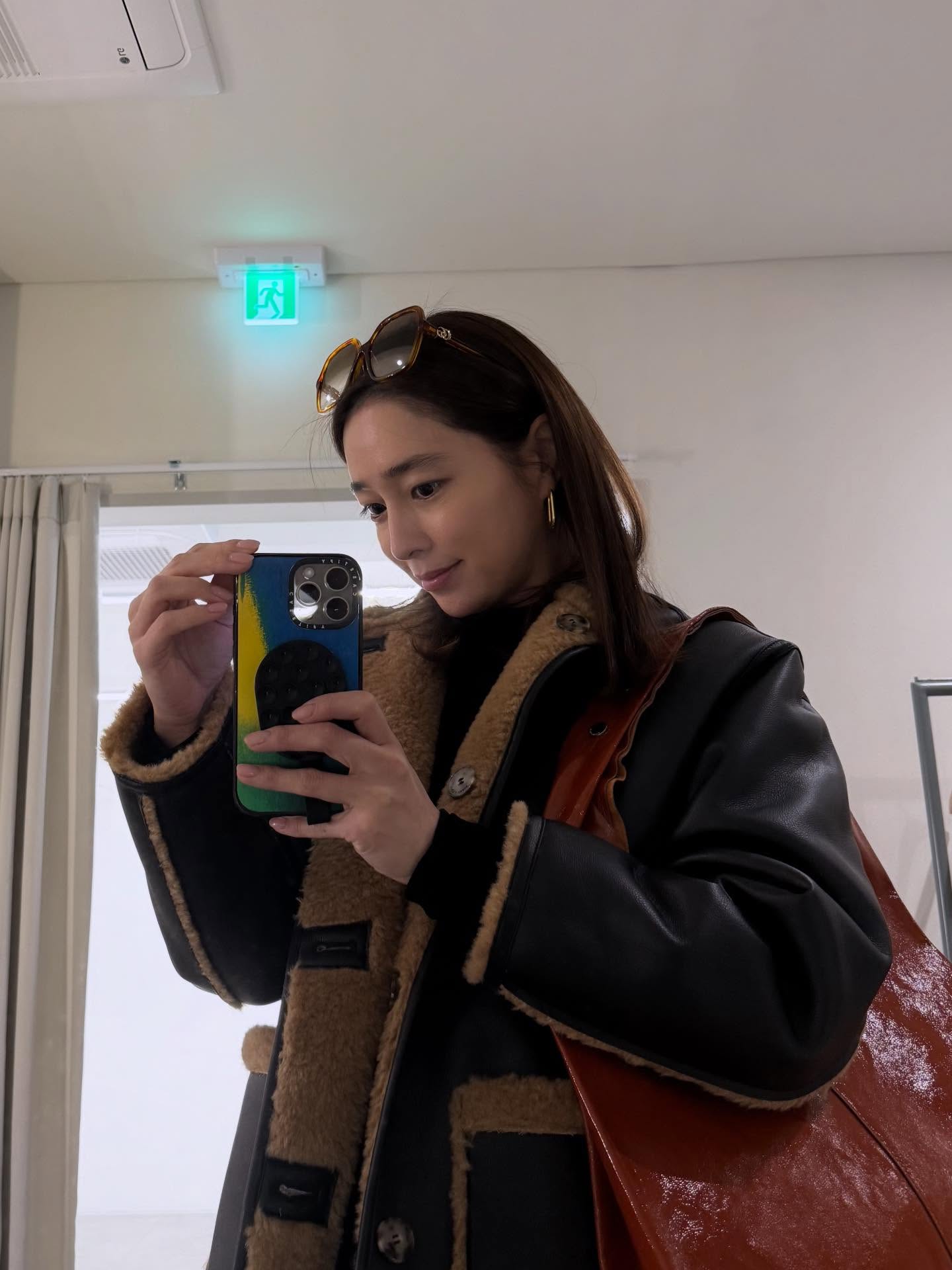 지금 날씨엔 무스탕만한 게 없죠💡
따뜻한 겨울을 보내기 위해서 무스탕은 선택 아닌 필수야🤍🤎 이미지