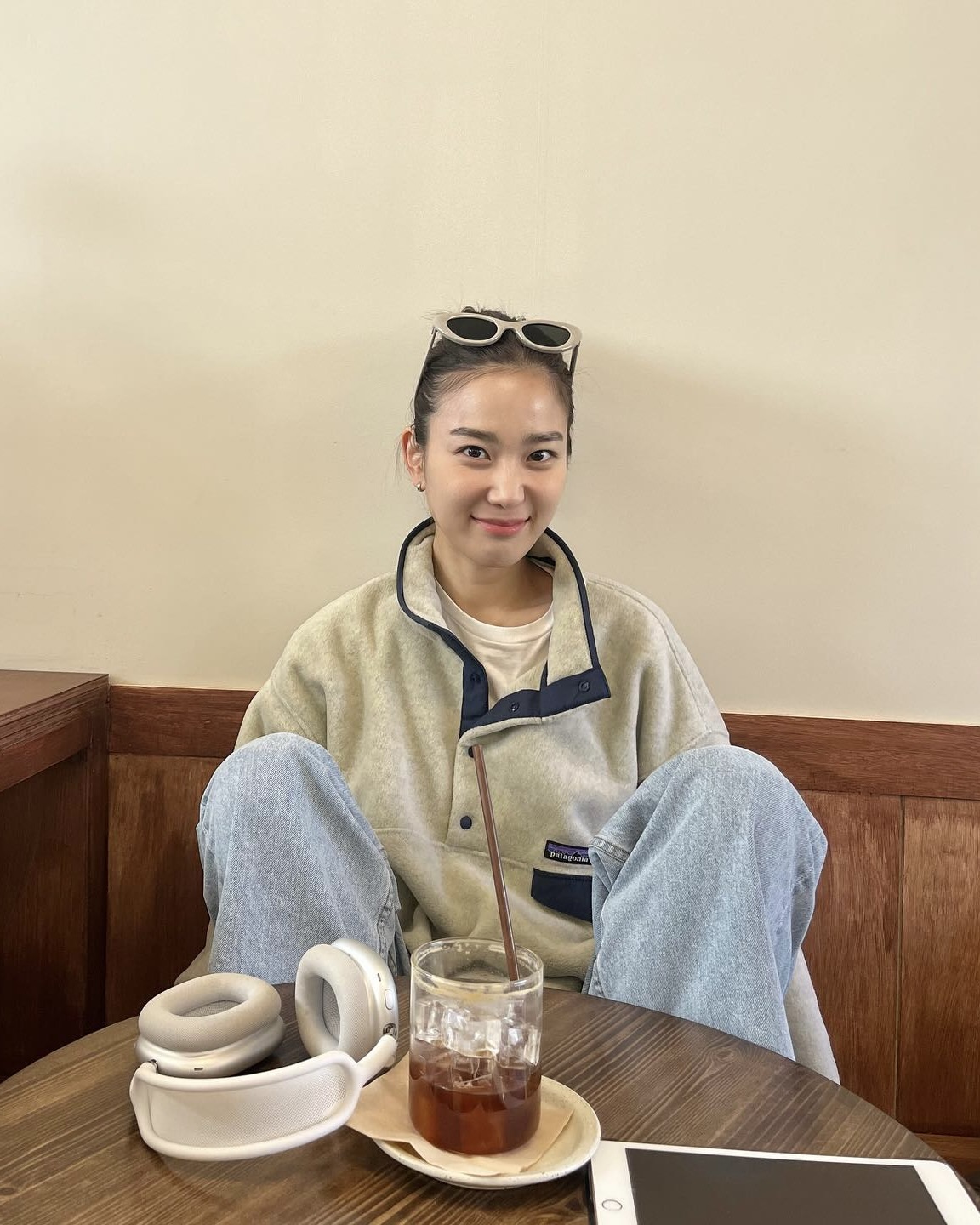 겨울 되니 파타고니아 다시 유행?👀
착장 그대로 입고 싶은 파타고니아❄️🩵핀터st걸이 되어보자
파타고니아 시그니처템 2가지 모았습니다.
1. 파타고니아 레트로 엑스 재킷, 30만 원대
유리가 착용한 플리스 재킷은 쉐르파 플리스 소재를 활용해 포근하고 따뜻하죠. 3개의 포켓과 브랜드 로고 디테일이 특징이며, 3가지 컬러 배색으로 시각적인 포인트를 주죠. 맨투맨과 볼캡을 매치하면 캐주얼한 느낌의 꾸안꾸 룩을 완성할 수 있습니다.
2. 라이트웨이트 신칠라 스냅-티 풀오버, 20만 원대
장희령이 착용한 신칠라 제품은 벨벳 같은 리사이클 폴리에스터 소재를 활용해 부드럽고, 소매와 밑단 바인딩, 스냅 버튼 넥, 가슴 포켓 등 디테일이 돋보이죠. 신칠라에 데님 팬츠와 매치하면 내추럴한 캐주얼 무드를 연출할 수 있습니다. 이미지4