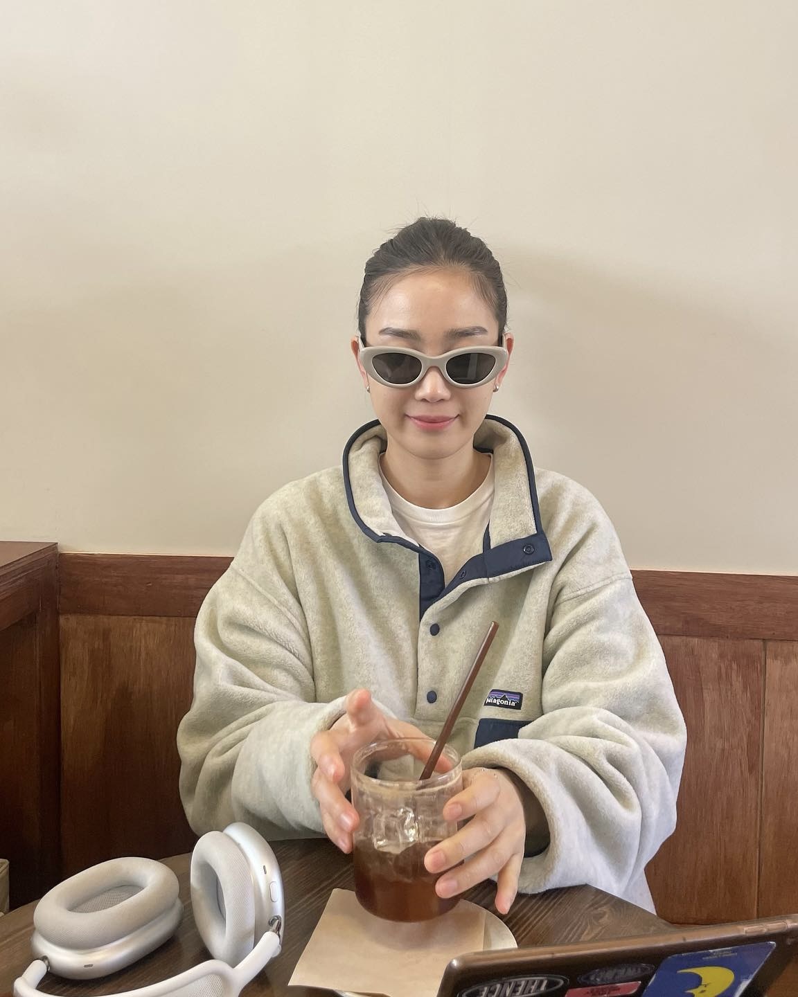 겨울 되니 파타고니아 다시 유행?👀
착장 그대로 입고 싶은 파타고니아❄️🩵핀터st걸이 되어보자
파타고니아 시그니처템 2가지 모았습니다.
1. 파타고니아 레트로 엑스 재킷, 30만 원대
유리가 착용한 플리스 재킷은 쉐르파 플리스 소재를 활용해 포근하고 따뜻하죠. 3개의 포켓과 브랜드 로고 디테일이 특징이며, 3가지 컬러 배색으로 시각적인 포인트를 주죠. 맨투맨과 볼캡을 매치하면 캐주얼한 느낌의 꾸안꾸 룩을 완성할 수 있습니다.
2. 라이트웨이트 신칠라 스냅-티 풀오버, 20만 원대
장희령이 착용한 신칠라 제품은 벨벳 같은 리사이클 폴리에스터 소재를 활용해 부드럽고, 소매와 밑단 바인딩, 스냅 버튼 넥, 가슴 포켓 등 디테일이 돋보이죠. 신칠라에 데님 팬츠와 매치하면 내추럴한 캐주얼 무드를 연출할 수 있습니다. 이미지6