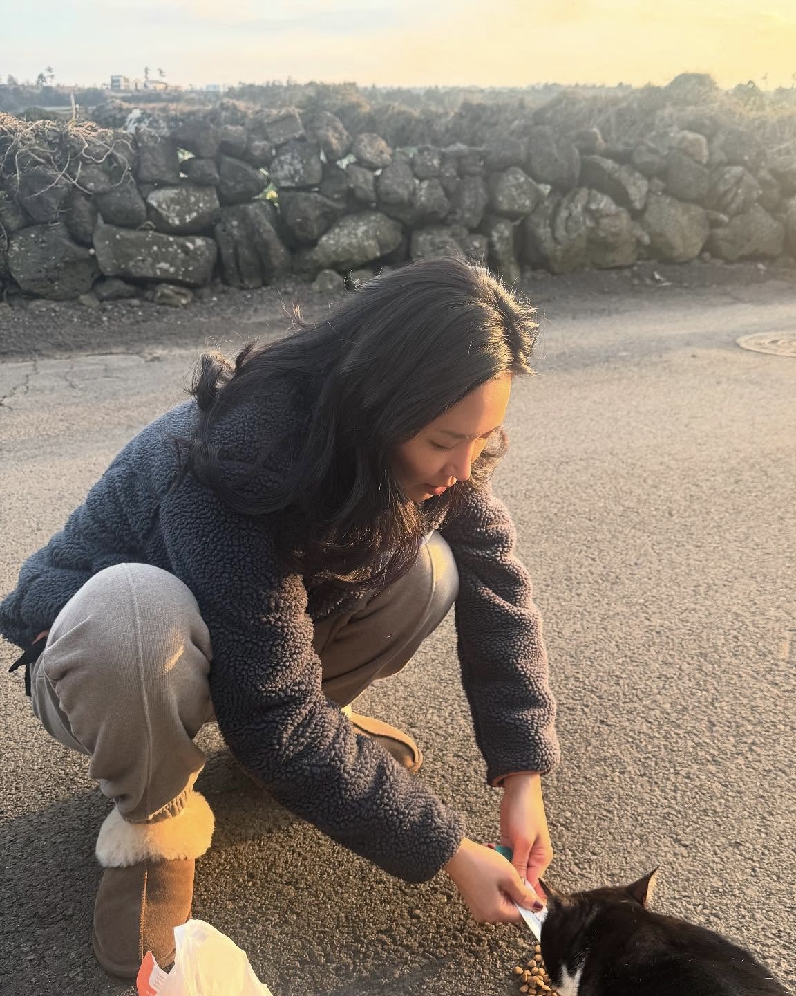 겨울 되니 파타고니아 다시 유행?👀
착장 그대로 입고 싶은 파타고니아❄️🩵핀터st걸이 되어보자
파타고니아 시그니처템 2가지 모았습니다.
1. 파타고니아 레트로 엑스 재킷, 30만 원대
유리가 착용한 플리스 재킷은 쉐르파 플리스 소재를 활용해 포근하고 따뜻하죠. 3개의 포켓과 브랜드 로고 디테일이 특징이며, 3가지 컬러 배색으로 시각적인 포인트를 주죠. 맨투맨과 볼캡을 매치하면 캐주얼한 느낌의 꾸안꾸 룩을 완성할 수 있습니다.
2. 라이트웨이트 신칠라 스냅-티 풀오버, 20만 원대
장희령이 착용한 신칠라 제품은 벨벳 같은 리사이클 폴리에스터 소재를 활용해 부드럽고, 소매와 밑단 바인딩, 스냅 버튼 넥, 가슴 포켓 등 디테일이 돋보이죠. 신칠라에 데님 팬츠와 매치하면 내추럴한 캐주얼 무드를 연출할 수 있습니다. 이미지2