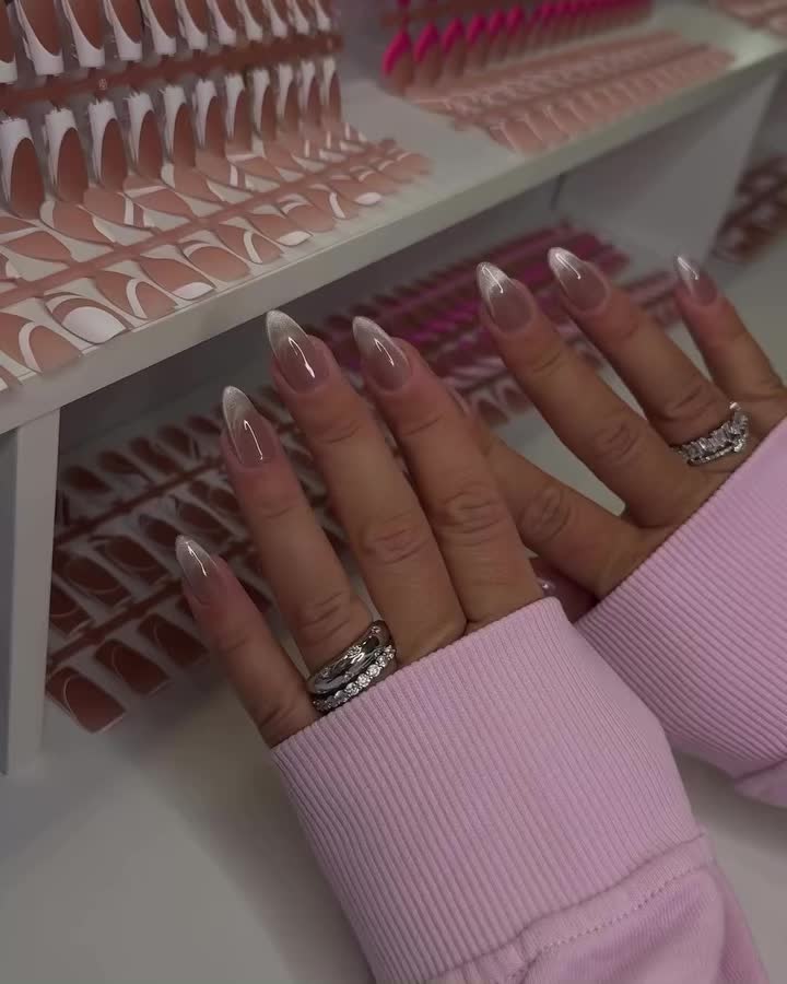 손끝 스타일링, 이제 집에서💅🏻
프레스온 네일로 내 기분에 맞춰 손쉽게 바꿔보자💖🔍

최근 해외에서 프레스온 네일이 주목받고 있는데요. 단순한 일회성 액세서리가 아닌, 트렌드를 반영하는 디자인과 높은 퀄리티 덕분이죠. 접착제 또는 접착 탭만으로 손쉽게 부착하고 제거 할 수 있어, 바쁜 라이프스타일을 보내는 젠지사이에서 특히 인기 있습니다.

프레스온 네일은 샵보다 부담이 적고, 시간 소요가 단축되며 단기적으로 활용할 수 있어 손톱 손상도도 적은 편이죠. 이런 실용성과 편의성이 좋아 새로운 뷰티 트렌드로 자리잡고 있습니다. 이미지