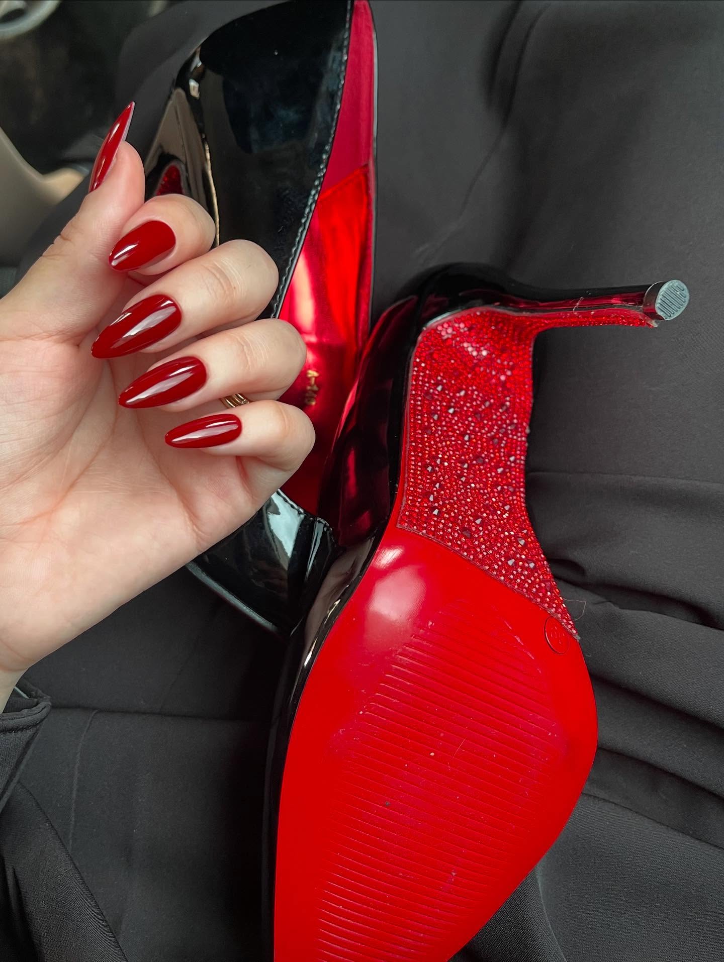 손끝 스타일링, 이제 집에서💅🏻
프레스온 네일로 내 기분에 맞춰 손쉽게 바꿔보자💖🔍

최근 해외에서 프레스온 네일이 주목받고 있는데요. 단순한 일회성 액세서리가 아닌, 트렌드를 반영하는 디자인과 높은 퀄리티 덕분이죠. 접착제 또는 접착 탭만으로 손쉽게 부착하고 제거 할 수 있어, 바쁜 라이프스타일을 보내는 젠지사이에서 특히 인기 있습니다.

프레스온 네일은 샵보다 부담이 적고, 시간 소요가 단축되며 단기적으로 활용할 수 있어 손톱 손상도도 적은 편이죠. 이런 실용성과 편의성이 좋아 새로운 뷰티 트렌드로 자리잡고 있습니다. 이미지4